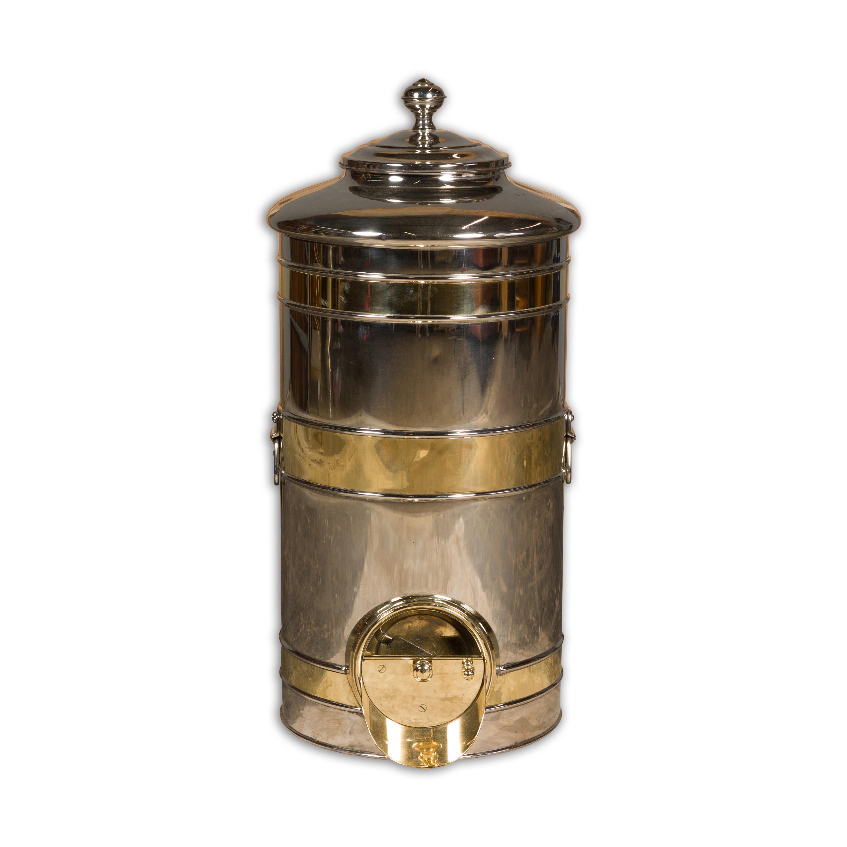 Dispenser di caffè in grani in acciaio e ottone di fine secolo, risalente al 1900 circa.  Questo distributore di caffè in grani di fine secolo, realizzato in acciaio e ottone, è un'accattivante miscela di fascino vintage ed eleganza funzionale.