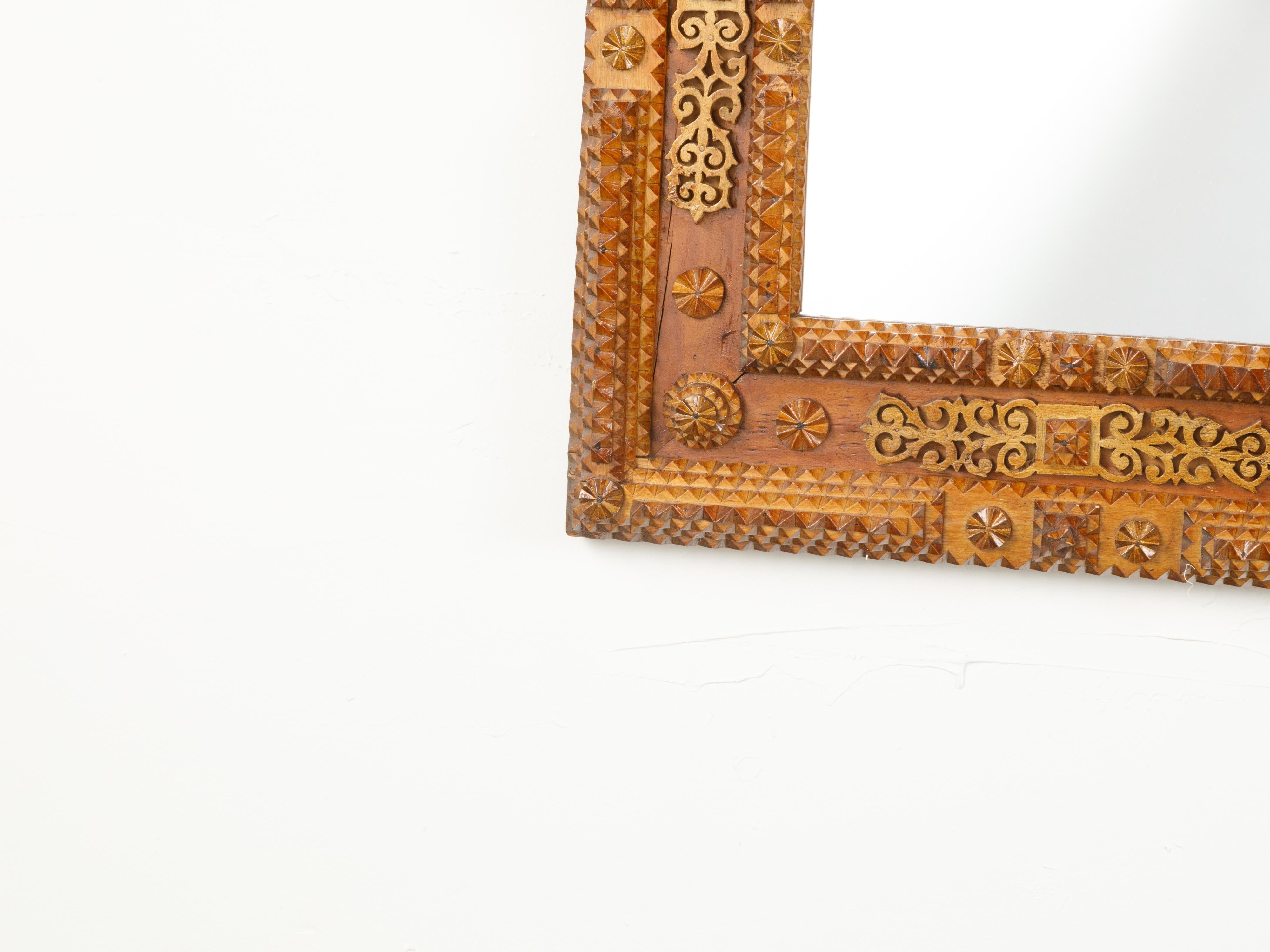 Französischer Tramp-Spiegel der Jahrhundertwende mit Rosetten und Messingmotiven, um die Jahrhundertwende (Handgeschnitzt) im Angebot