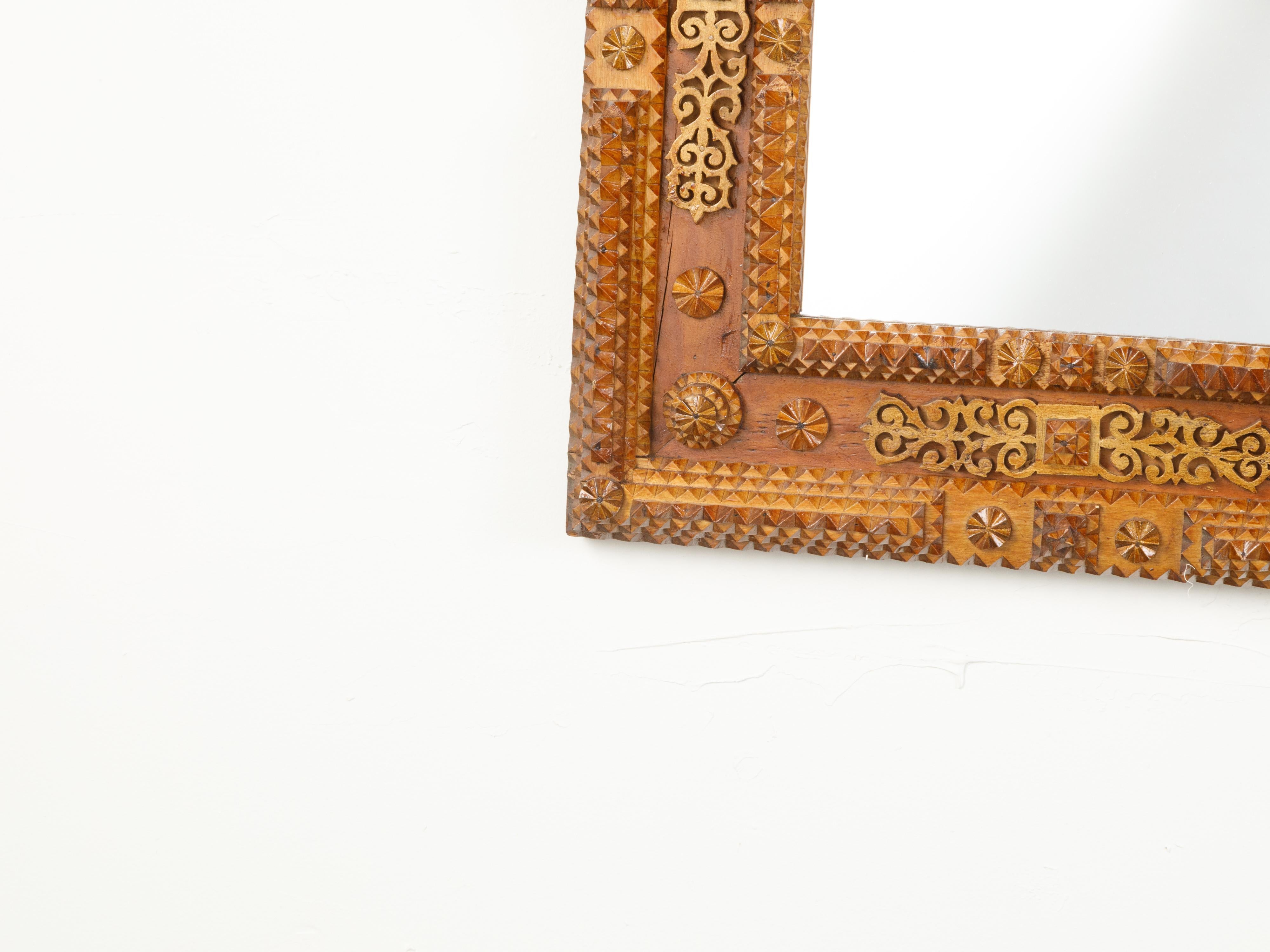 Français Miroir d'art Tramp du début du siècle français avec rosettes et motifs en laiton en vente