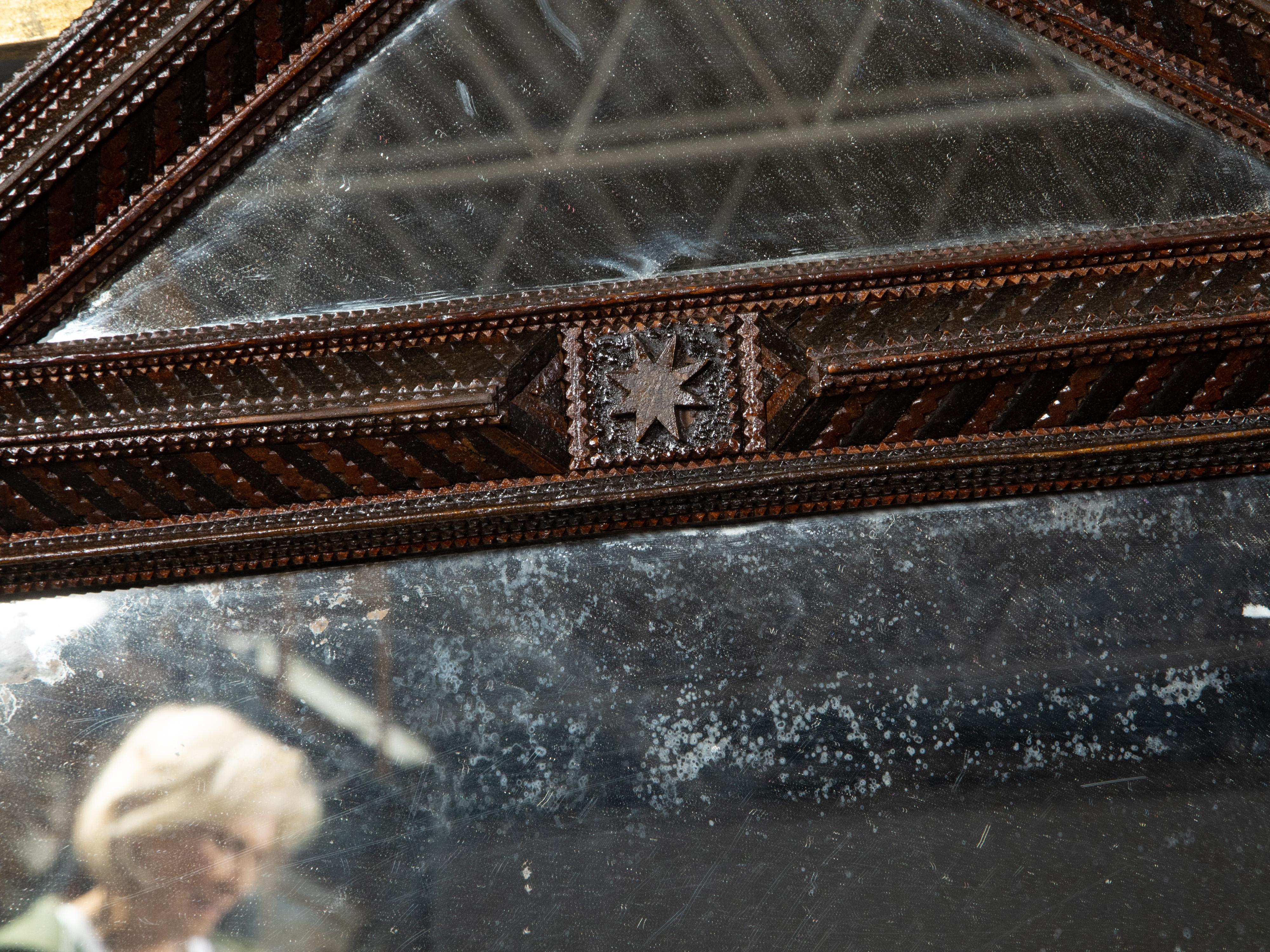 Specchio Tramp Art francese di fine secolo con frontone triangolare, circa 1900 in vendita 4