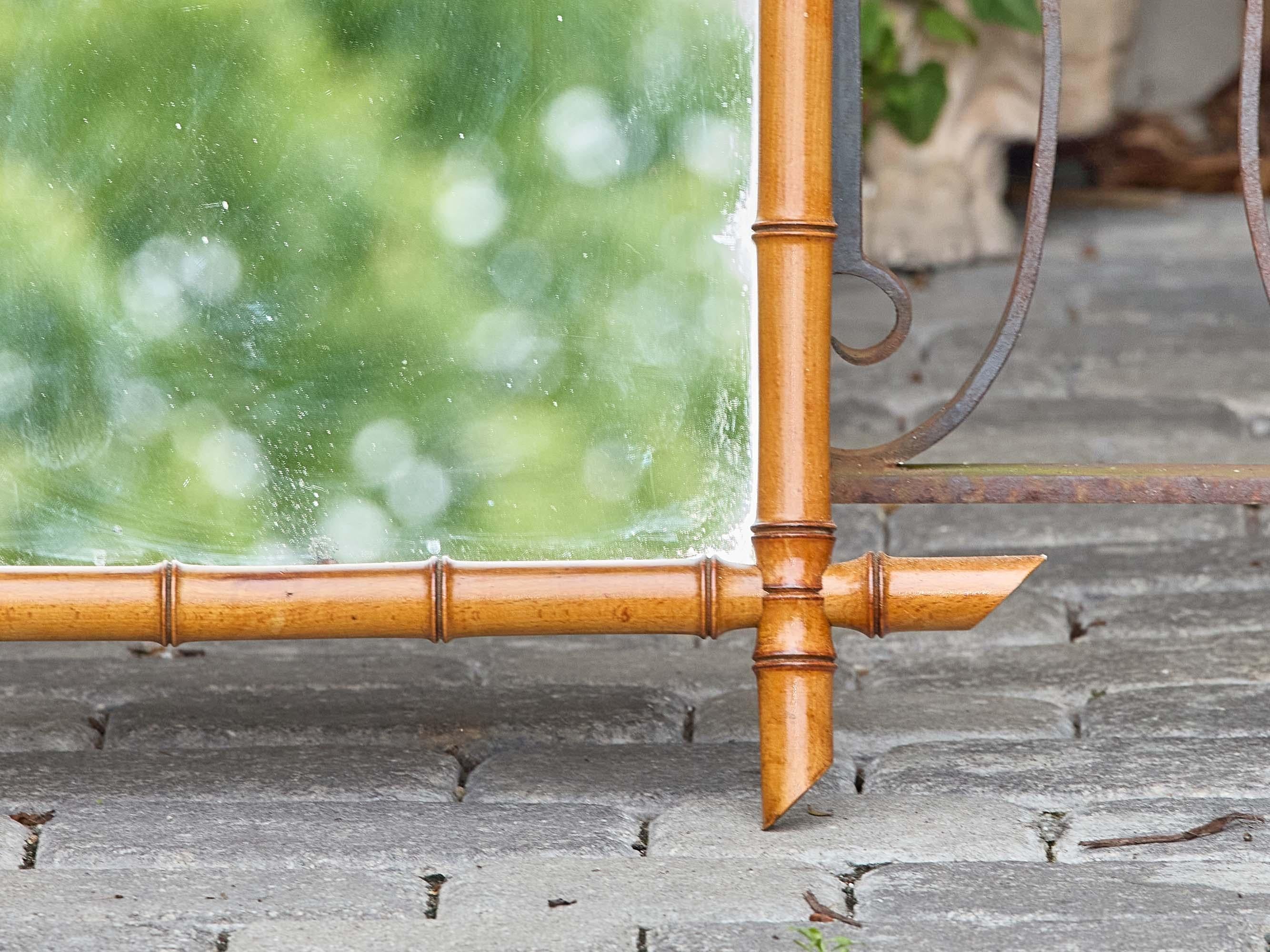 Tornito Specchio da parete francese in finto bambù tornito con angoli a forma di pinna, circa 1900 in vendita