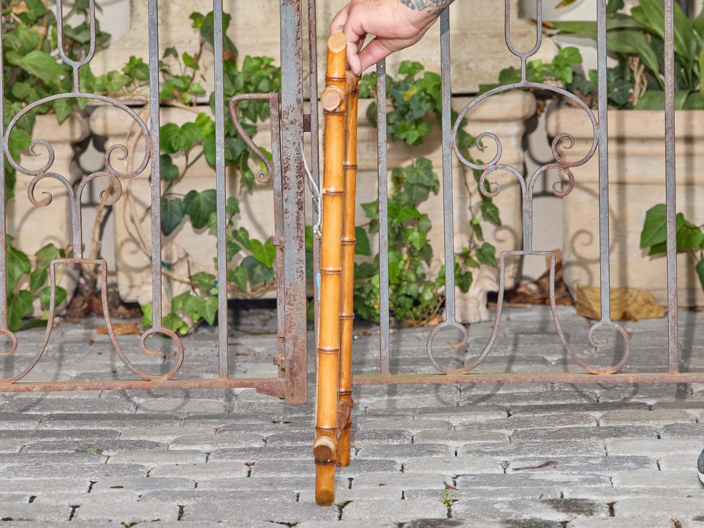 Specchio da parete francese in finto bambù tornito con angoli a forma di pinna, circa 1900 In condizioni buone in vendita a Atlanta, GA