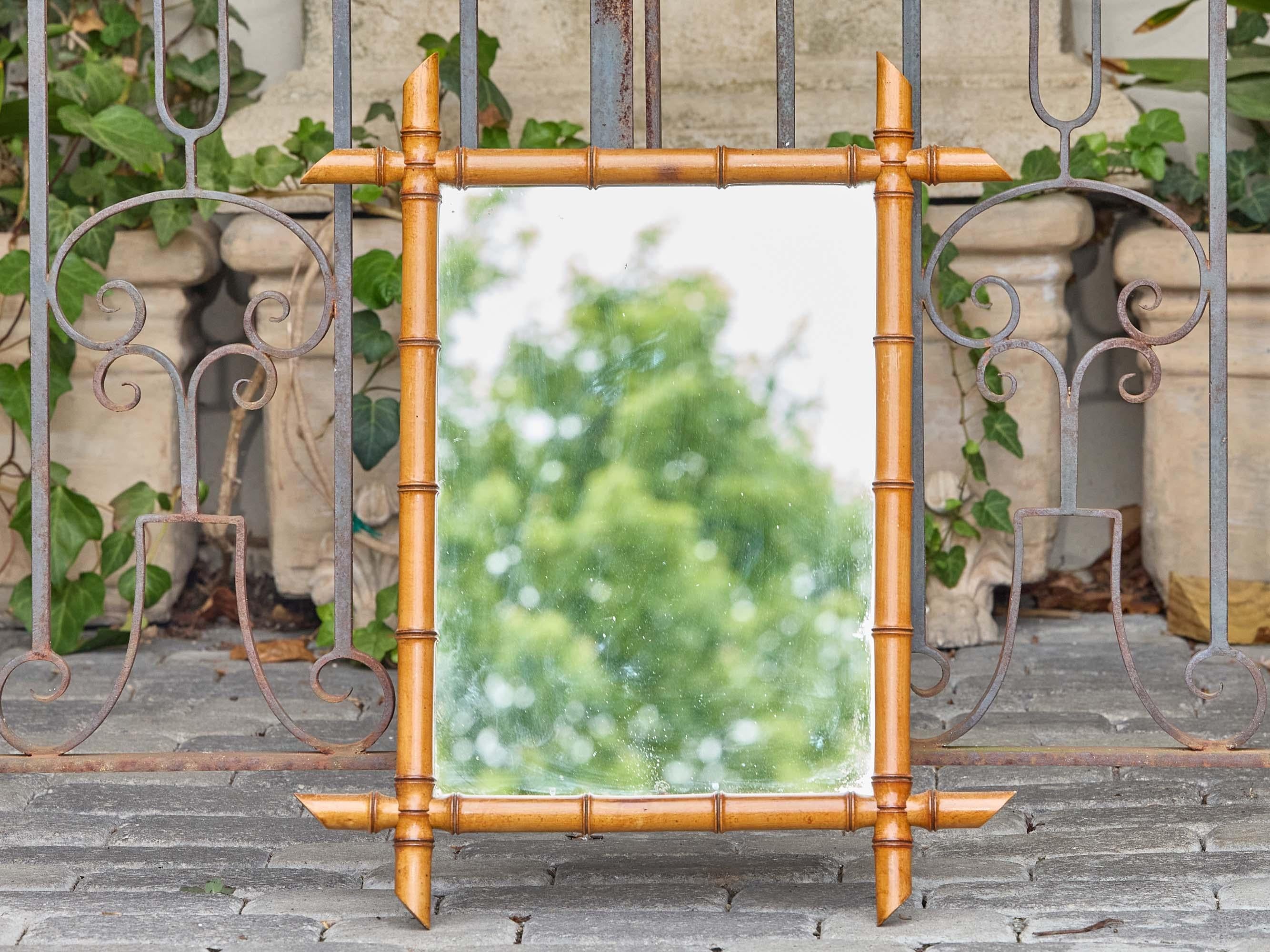 Specchio da parete francese in finto bambù tornito con angoli a forma di pinna, circa 1900 in vendita 1