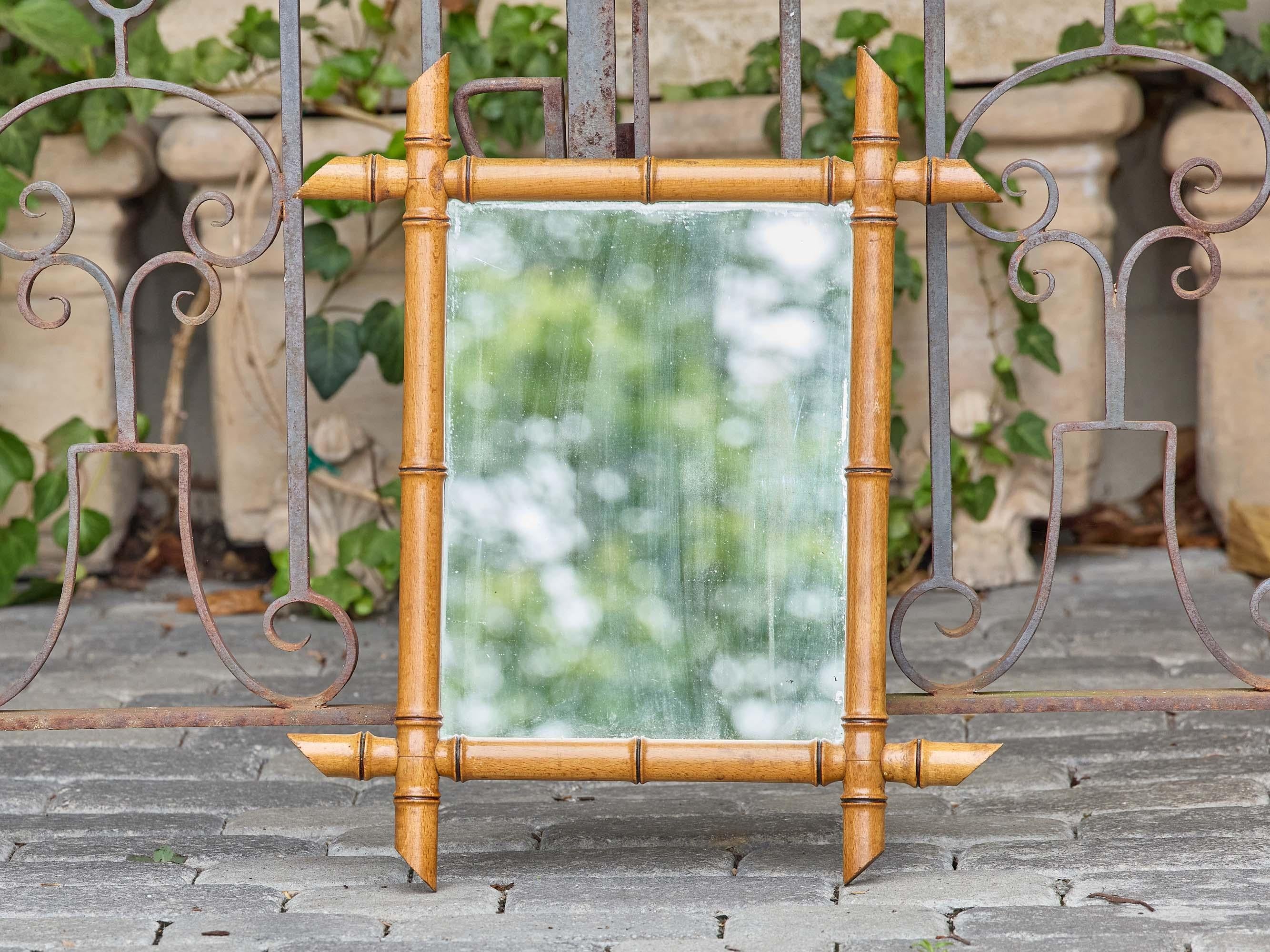 Tornito Specchio da parete francese in finto bambù tornito con terminali affusolati, circa 1900 in vendita
