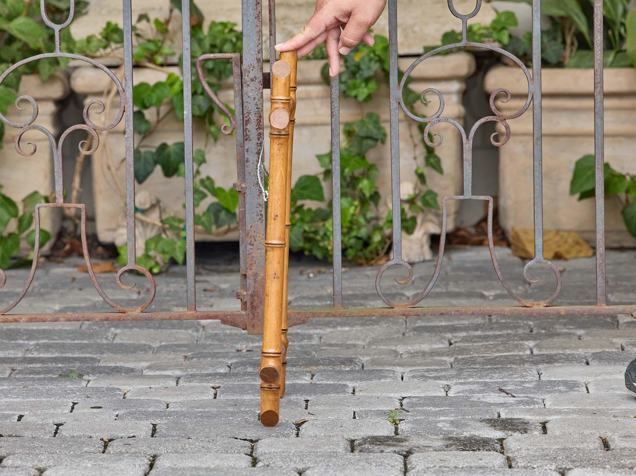 Specchio da parete francese in finto bambù tornito con terminali affusolati, circa 1900 In condizioni buone in vendita a Atlanta, GA