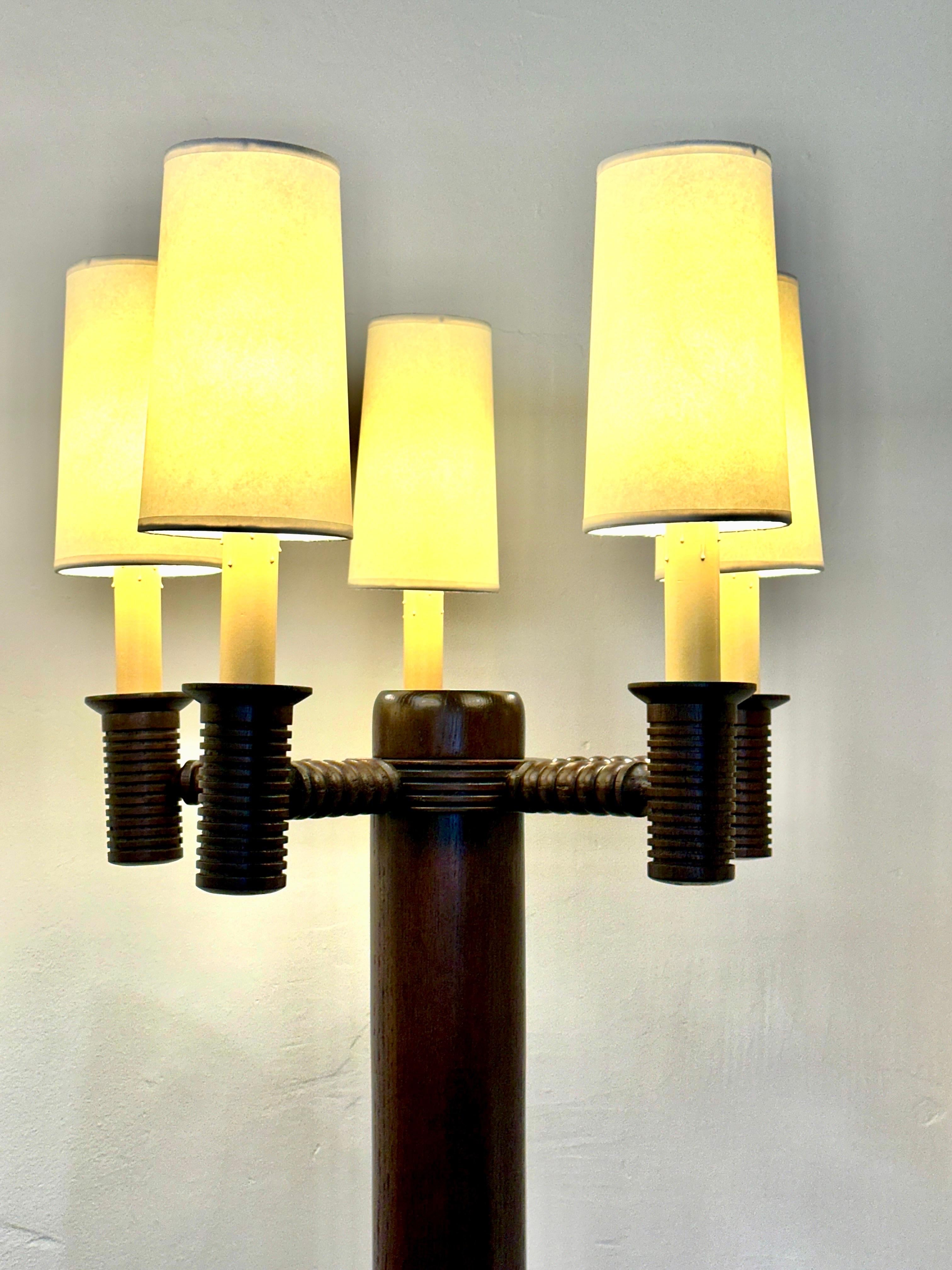 Französische 5-armige Stehlampe aus gedrechselter Eiche im Kandelaber-Stil – zweifach erhältlich im Angebot 4