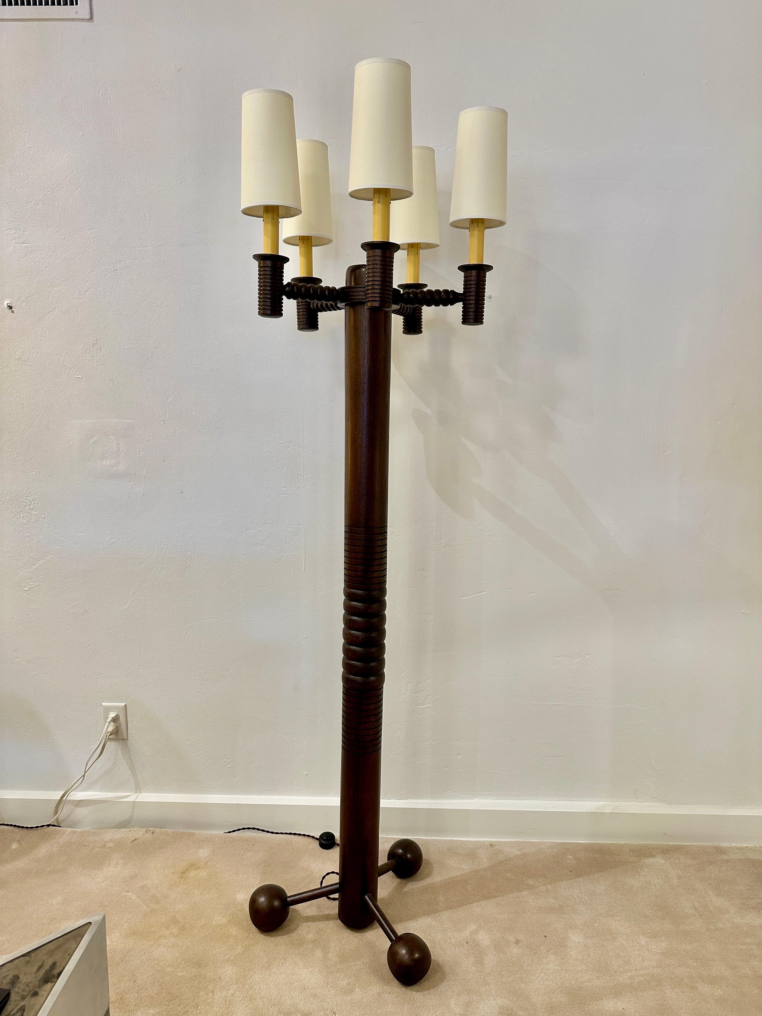 Lampadaire de style candélabre à 5 bras en chêne tourné français - deux disponibles en vente 8
