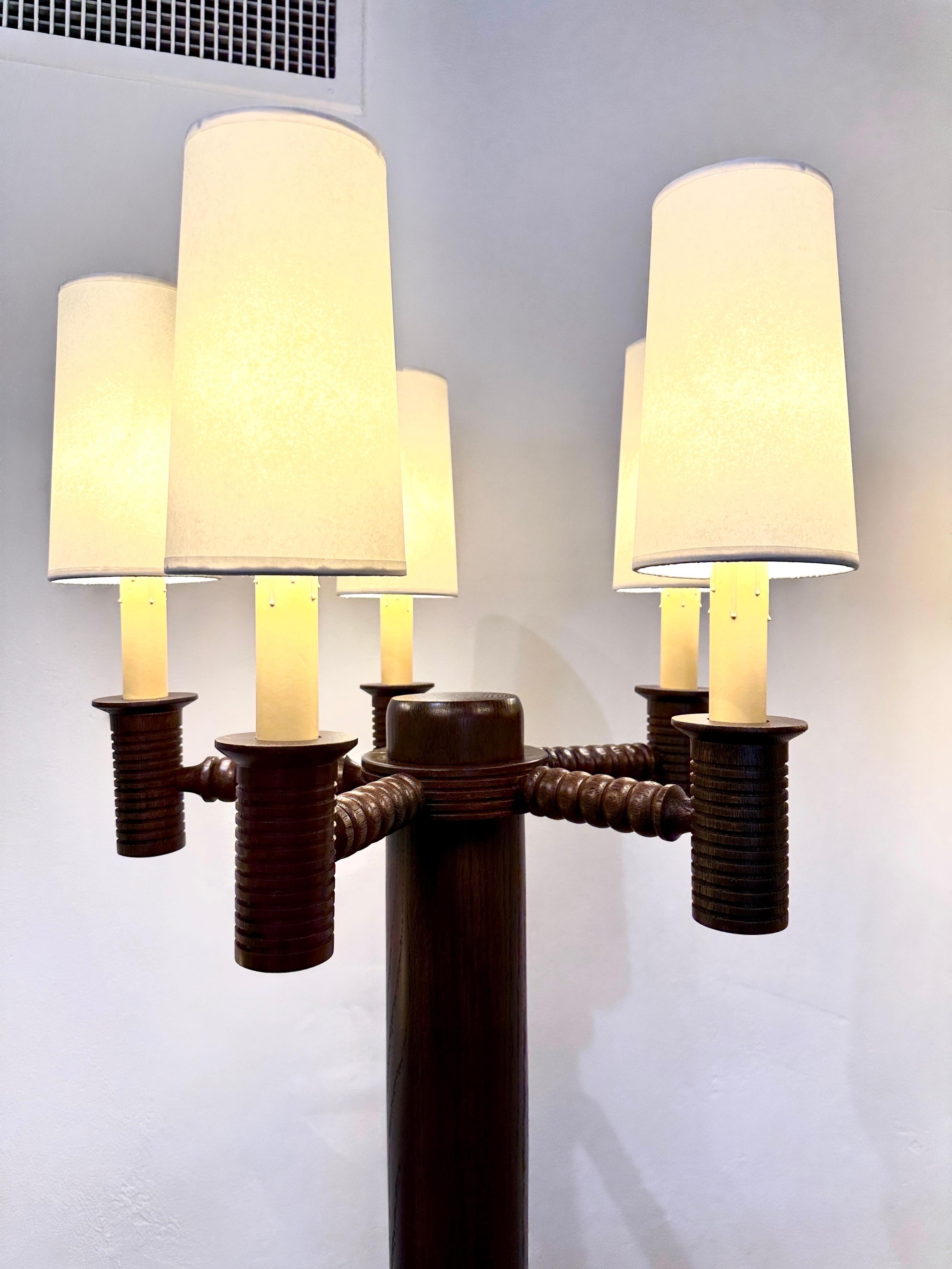 Französische 5-armige Stehlampe aus gedrechselter Eiche im Kandelaber-Stil – zweifach erhältlich (Moderne der Mitte des Jahrhunderts) im Angebot