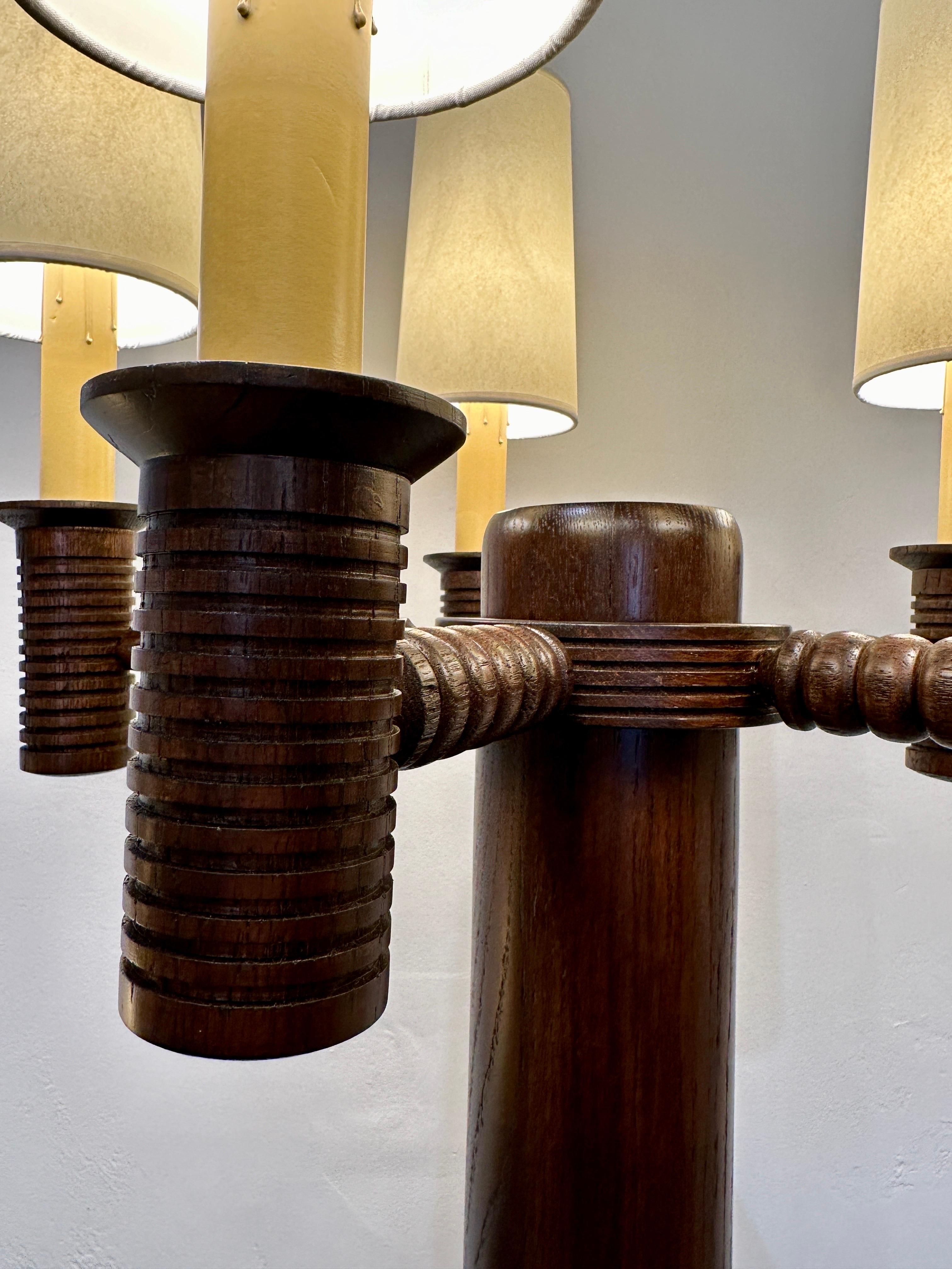 Französische 5-armige Stehlampe aus gedrechselter Eiche im Kandelaber-Stil – zweifach erhältlich (20. Jahrhundert) im Angebot
