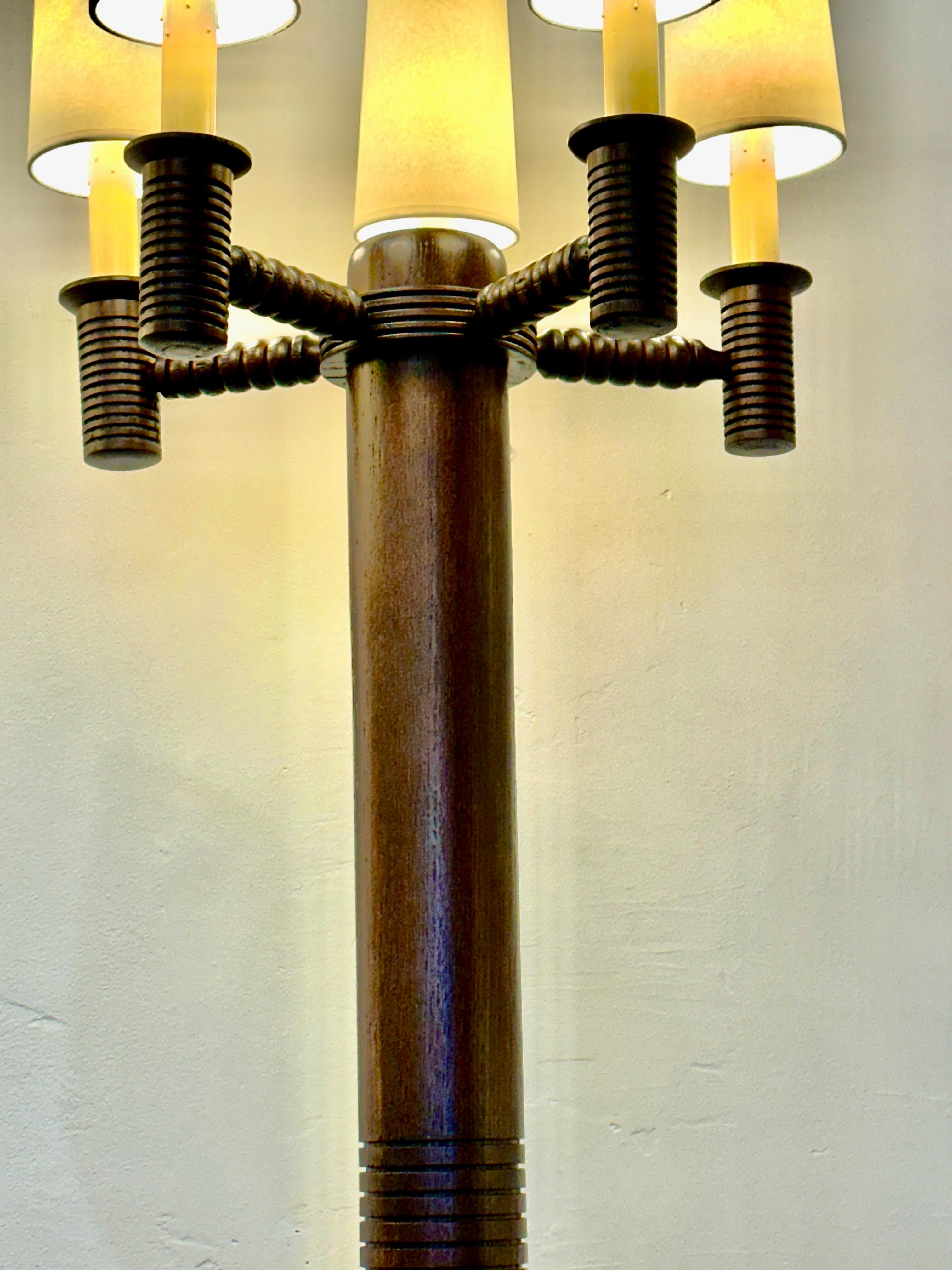 20ième siècle Lampadaire de style candélabre à 5 bras en chêne tourné français - deux disponibles en vente