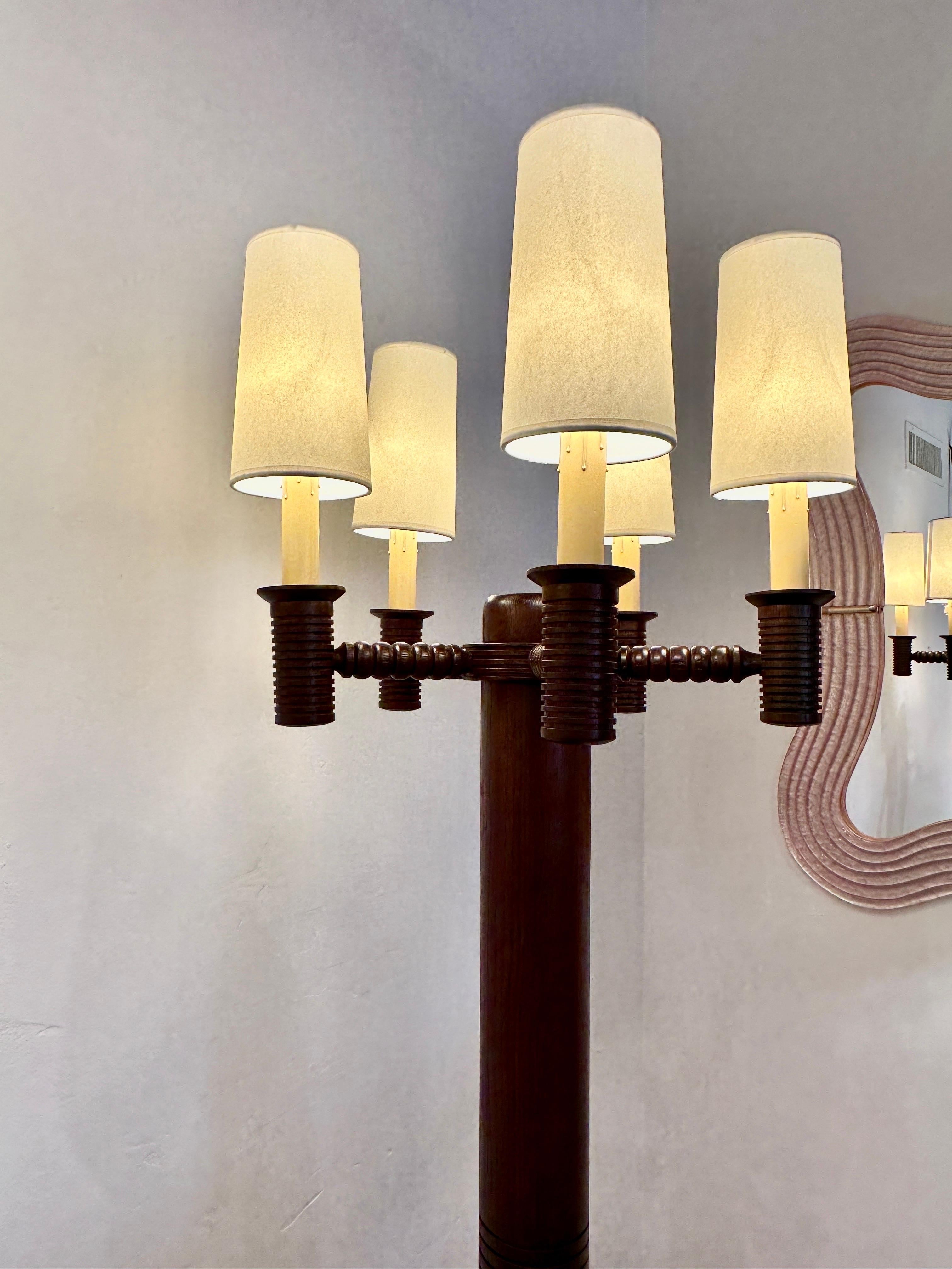 Lampadaire de style candélabre à 5 bras en chêne tourné français - deux disponibles en vente 1