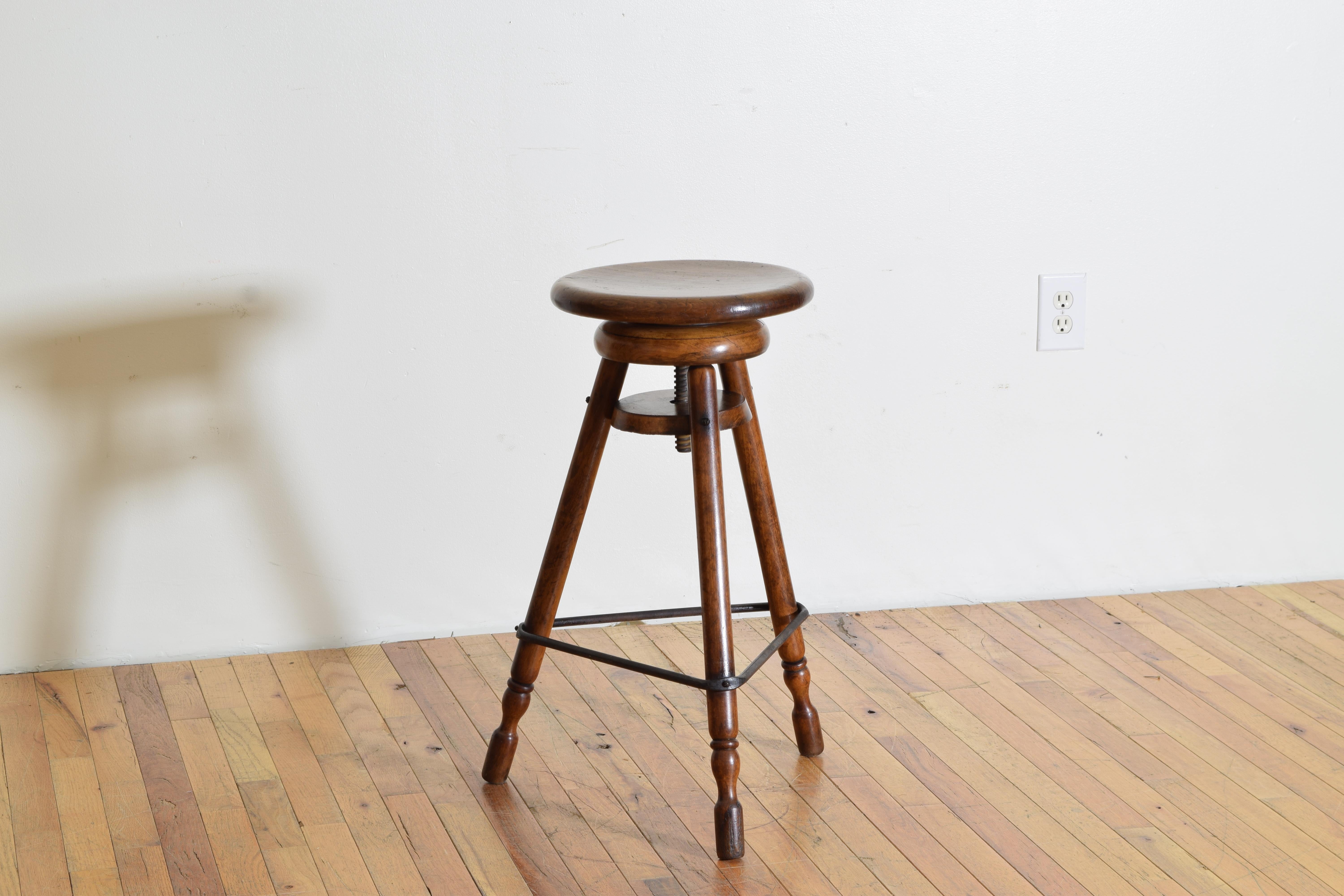 French Turned Walnut and Iron Adjustable Artist’s Stool, circa 1900 In Good Condition In Atlanta, GA