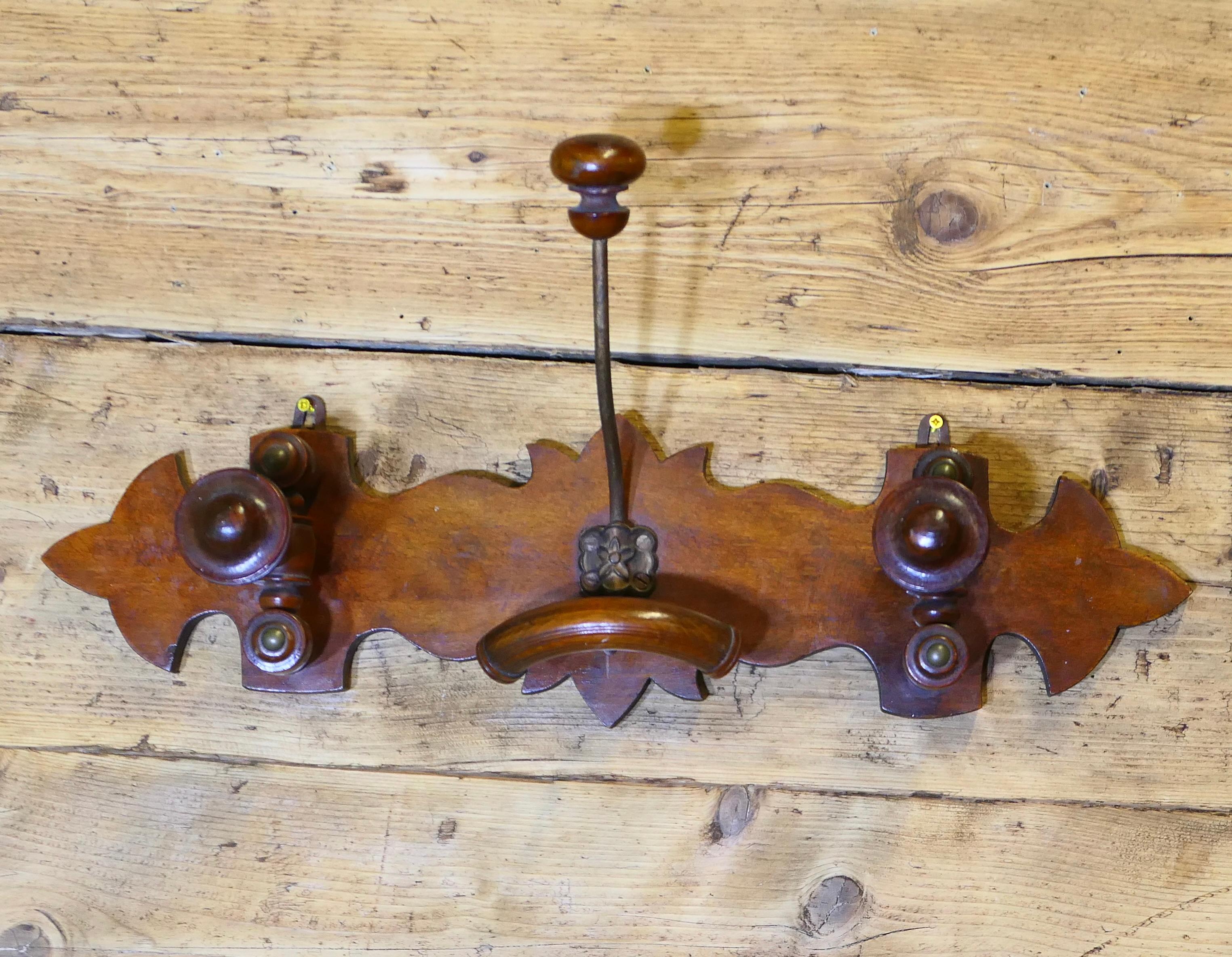 Scaffale da parete per cappelli e cappotti in legno tornito francese

Un appendiabiti francese molto attraente, realizzato in faggio con appendiabiti girevoli articolati; l'appendiabiti ha un ramo alto al centro con un appendiabiti al di sotto, su