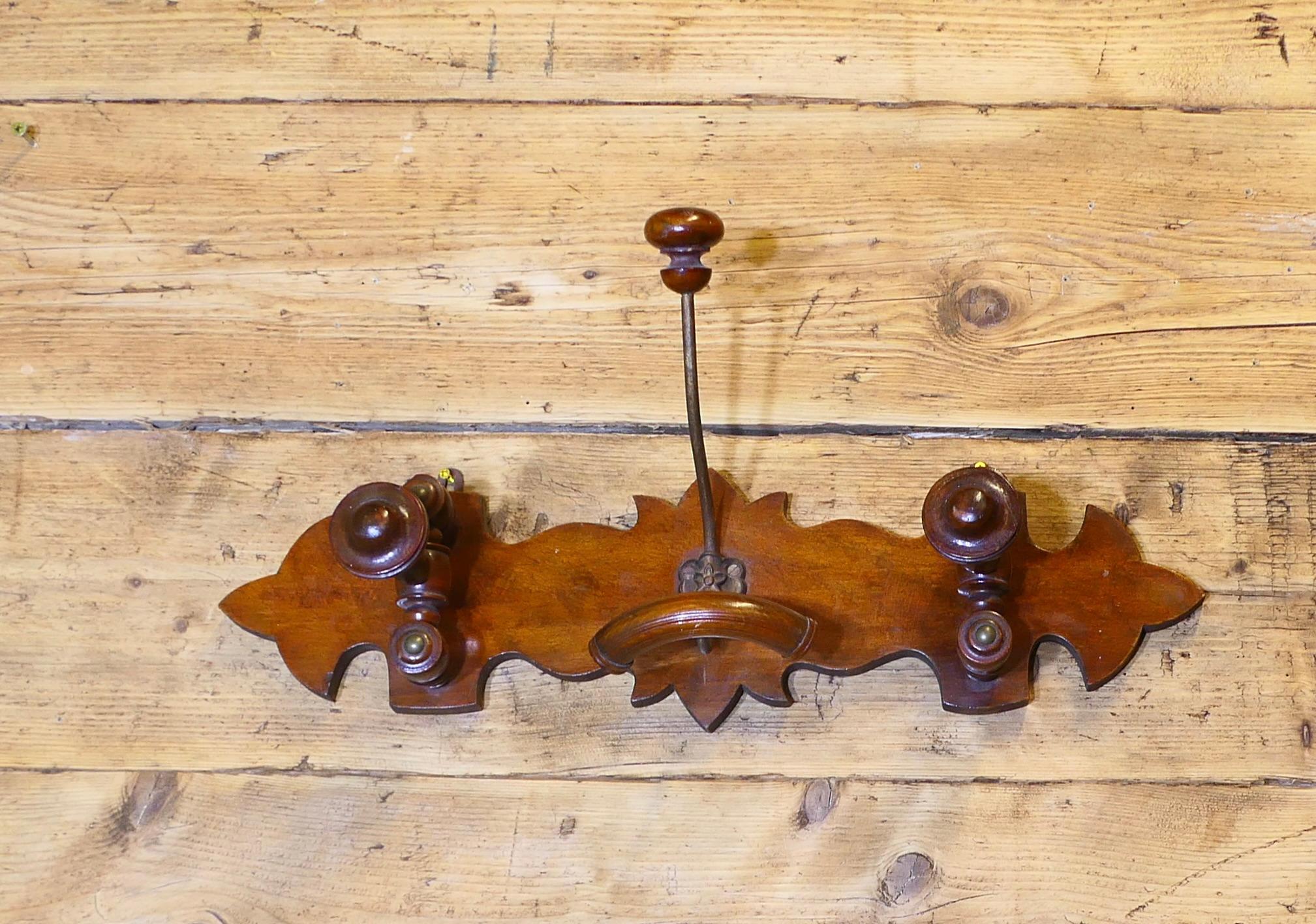 Stile provenzale Scaffale da parete per cappelli e cappotti in legno tornito francese  Un appendiabiti francese molto attraente in vendita