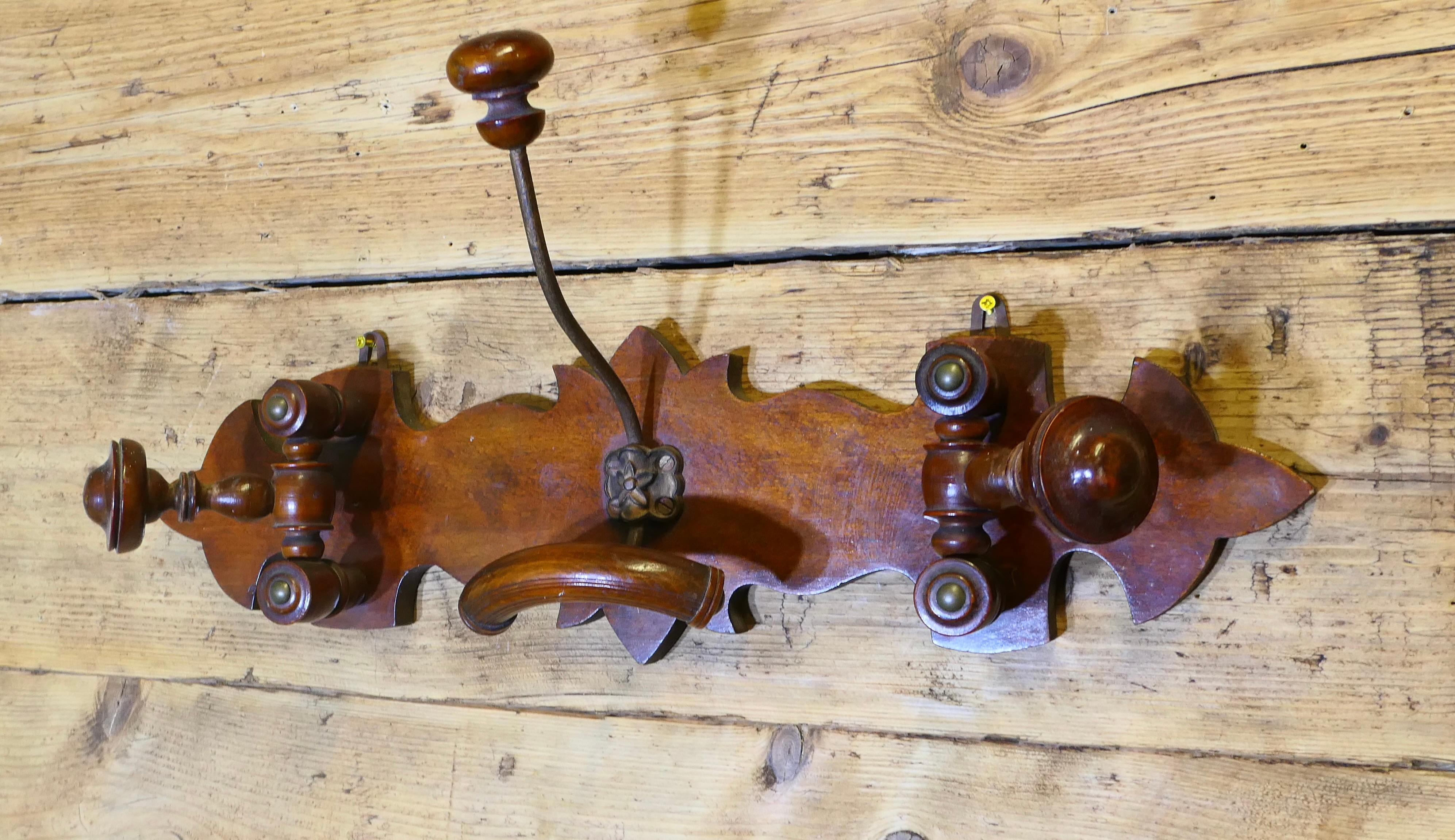 Faggio Scaffale da parete per cappelli e cappotti in legno tornito francese  Un appendiabiti francese molto attraente in vendita