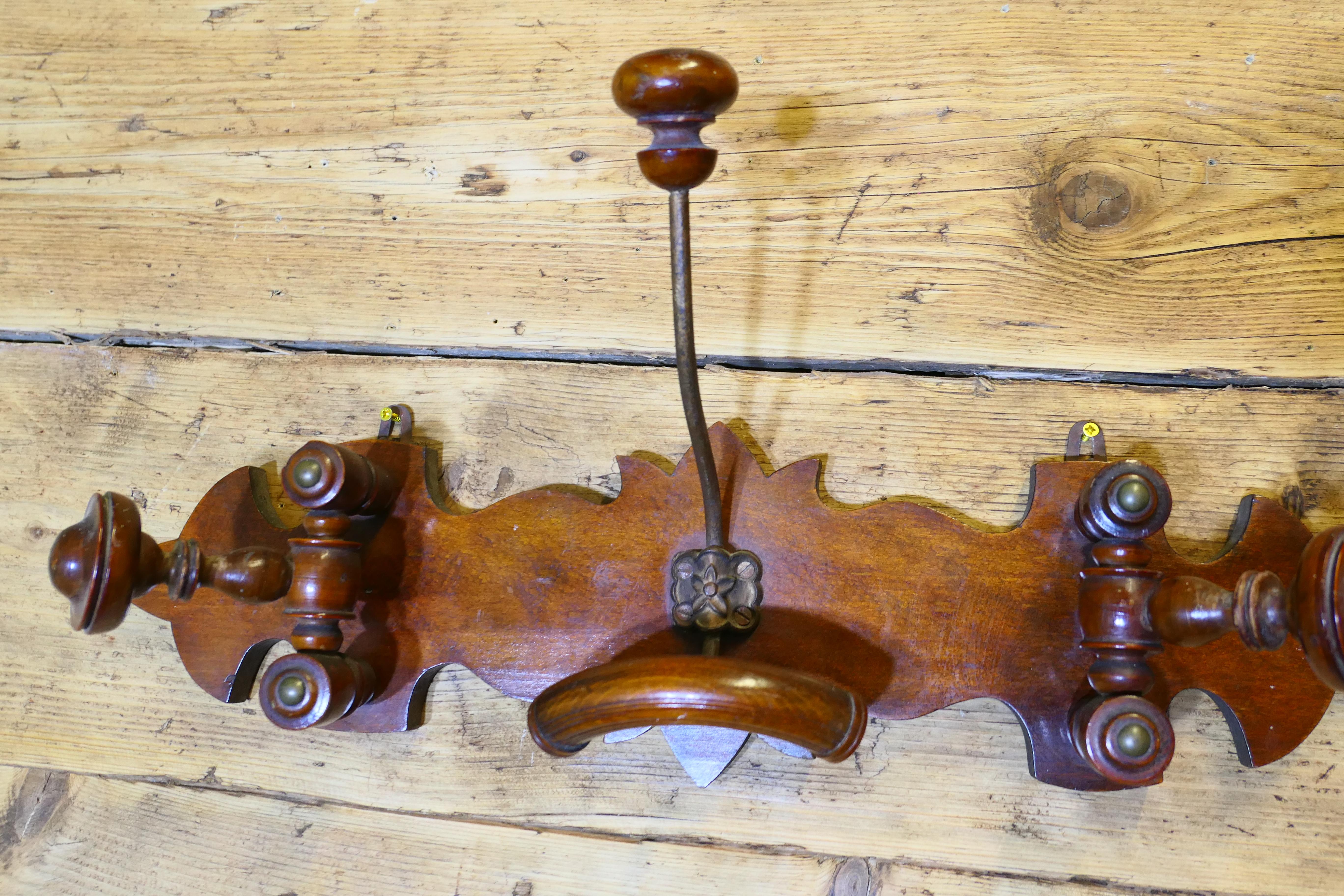 Scaffale da parete per cappelli e cappotti in legno tornito francese  Un appendiabiti francese molto attraente in vendita 1