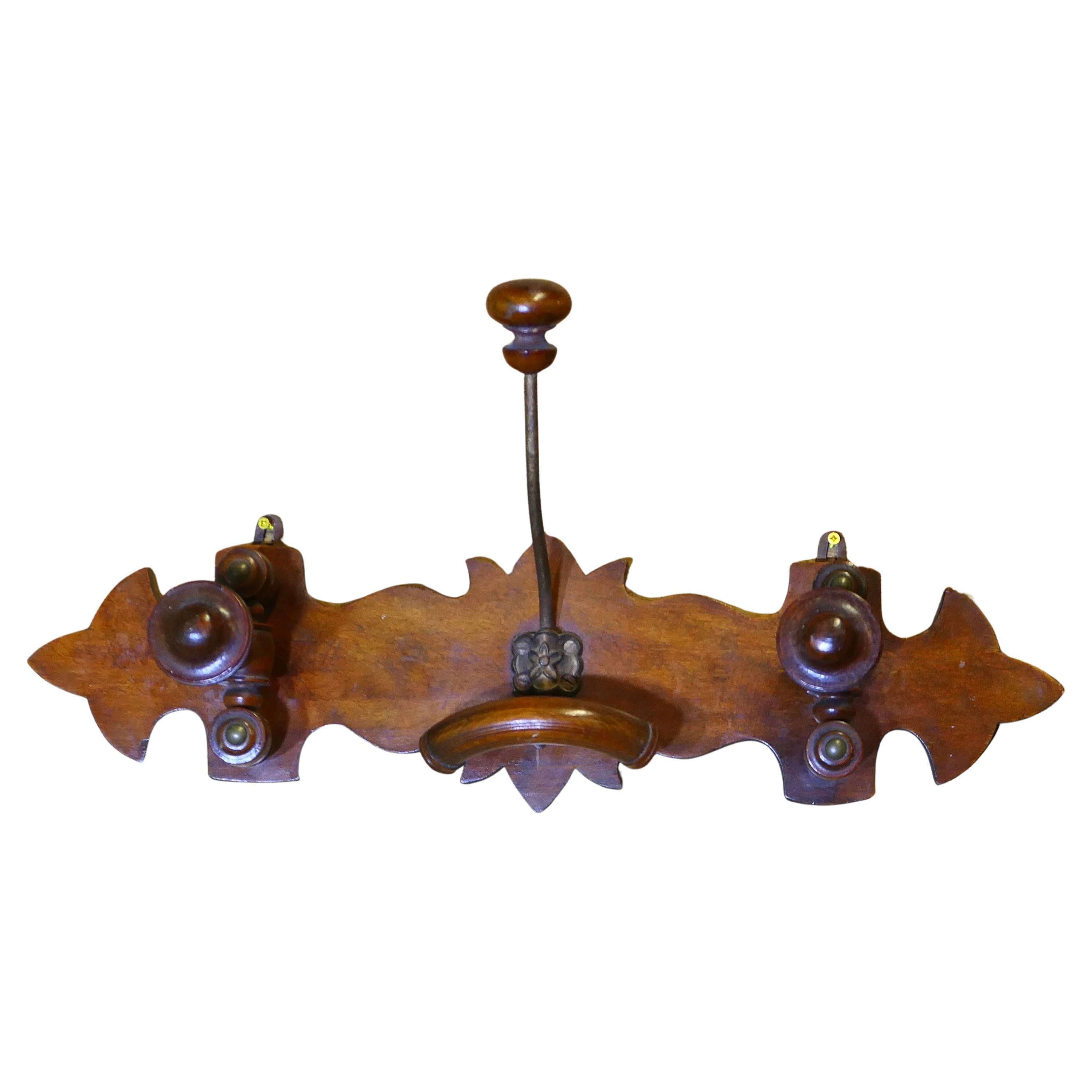 Scaffale da parete per cappelli e cappotti in legno tornito francese  Un appendiabiti francese molto attraente