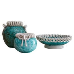 Jarrón francés de cerámica turquesa con motivo de lazo de Gustave Asch, años 40