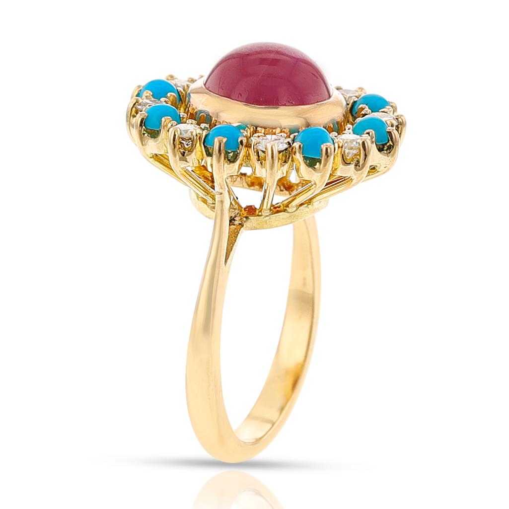 Ein französischer Türkis-, Diamant- und Rubinring aus 18 Karat Gelbgold. Das Gewicht des Rings beträgt 10,01 Gramm. Die Ringgröße ist 6,75 US. Die Diamanten wiegen ca. 0,24 Karat (G, SI), der Türkis wiegt ca. 0,16 Karat und der Rubin-Cabochon hat