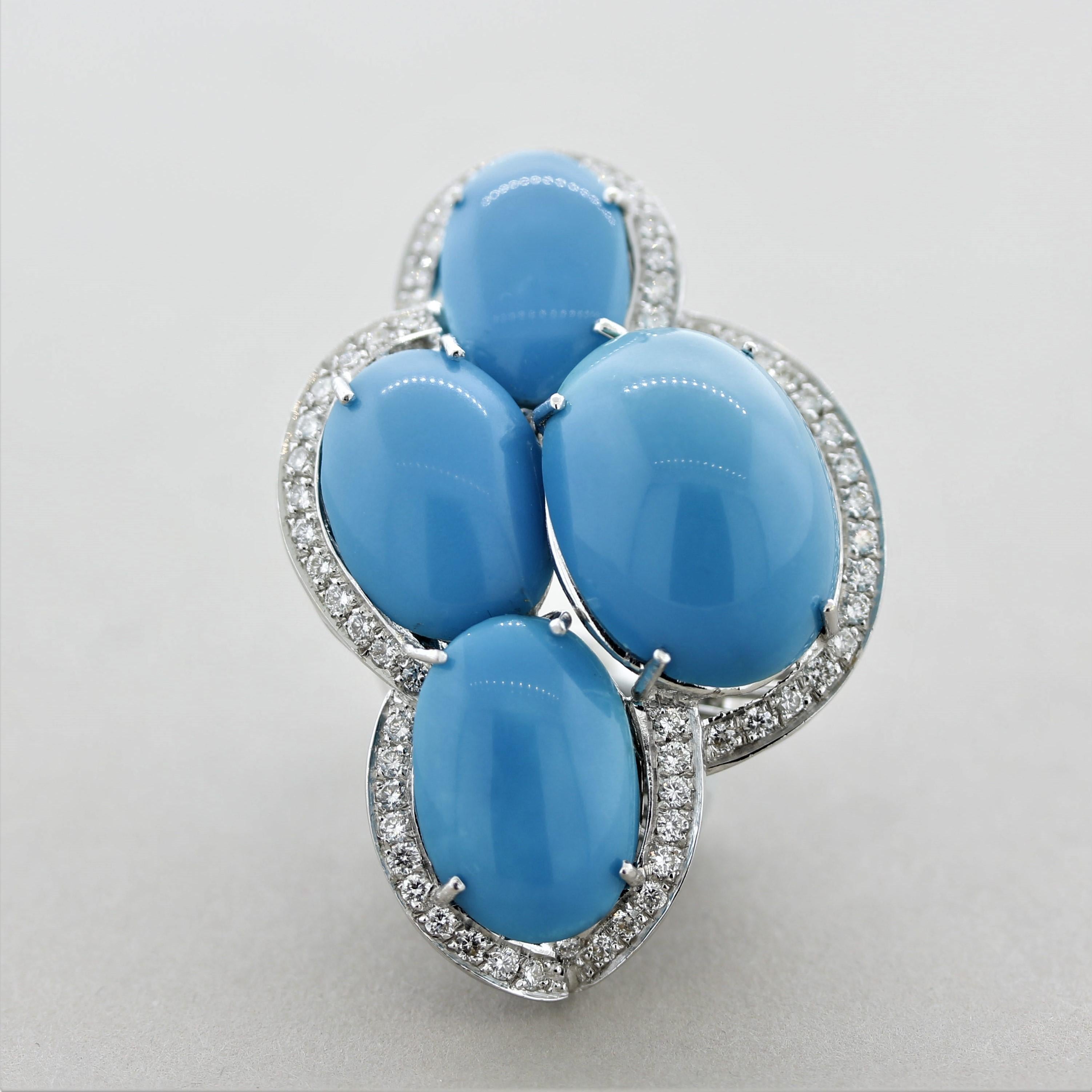 Ein großer und beeindruckender Ring in Bezug auf seine Größe und Qualität. Es enthält 4 große Stücke eines satten blauen Türkises von höchster Qualität, der wahrscheinlich aus den berühmten persischen Minen stammt. Die blauen Edelsteine sind von