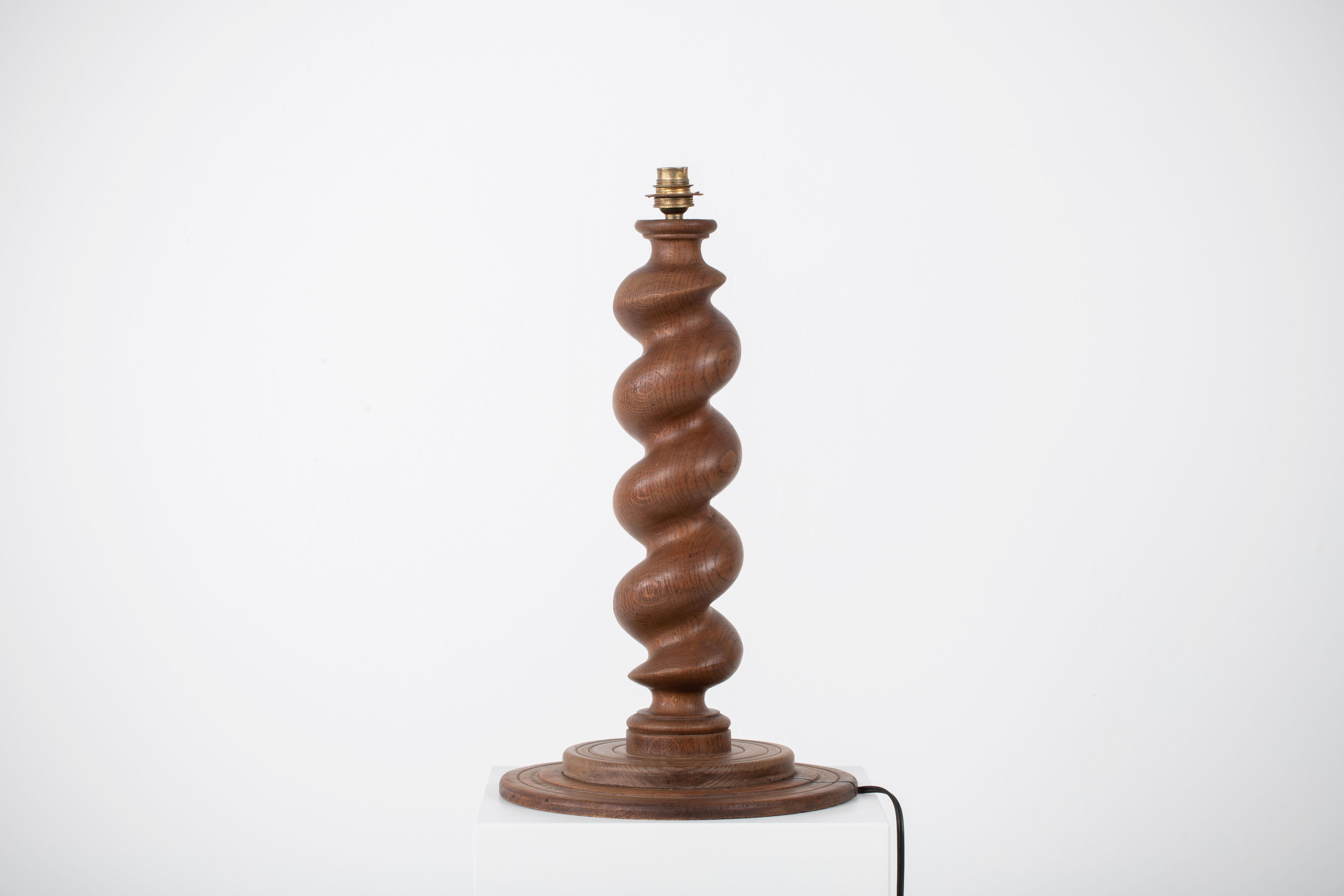 A mid-century table lamp. In solid walnut, France, 1940. 

Elegant walnut lamp, it is in good general condition and works perfectly. The diffused light is very pleasant and the lamp offers a warm atmosphere.

Sold without lampshade, height to