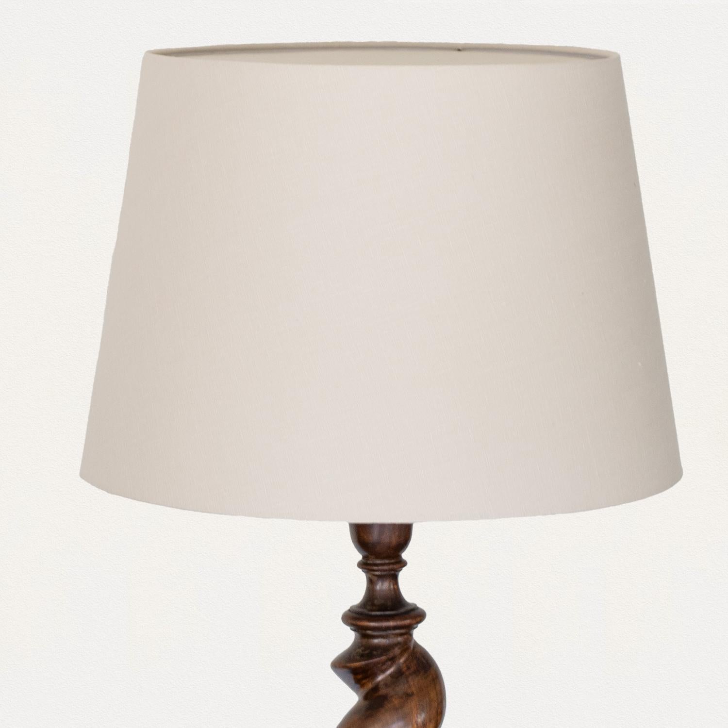 Französische Stehlampe aus gedrehtem Holz (Leinen) im Angebot