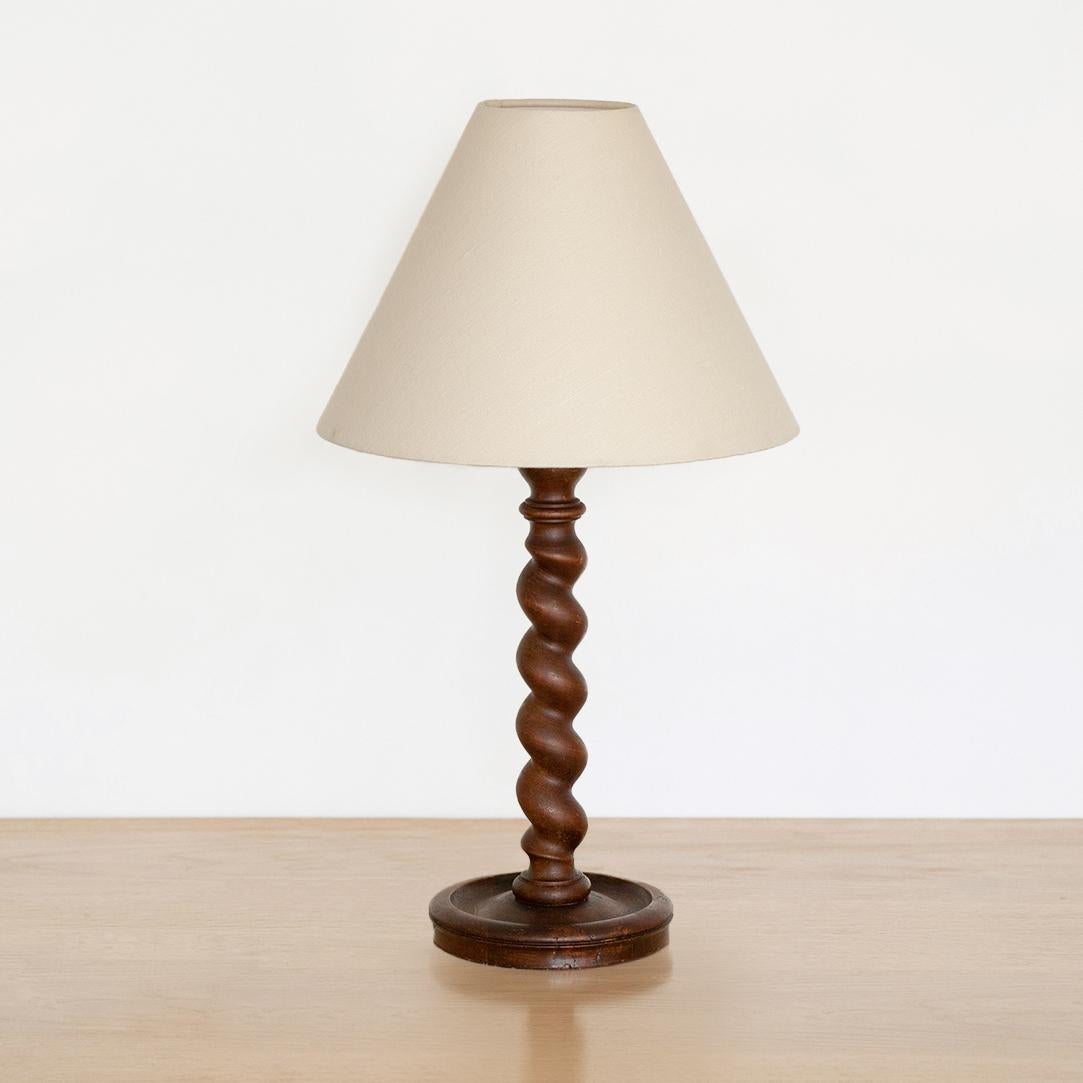Beautiful French twisted wood table lamp from France, 1940's. Original wood coloring and newly re-wired with new linen shade. 

Shade diameter 14.25
