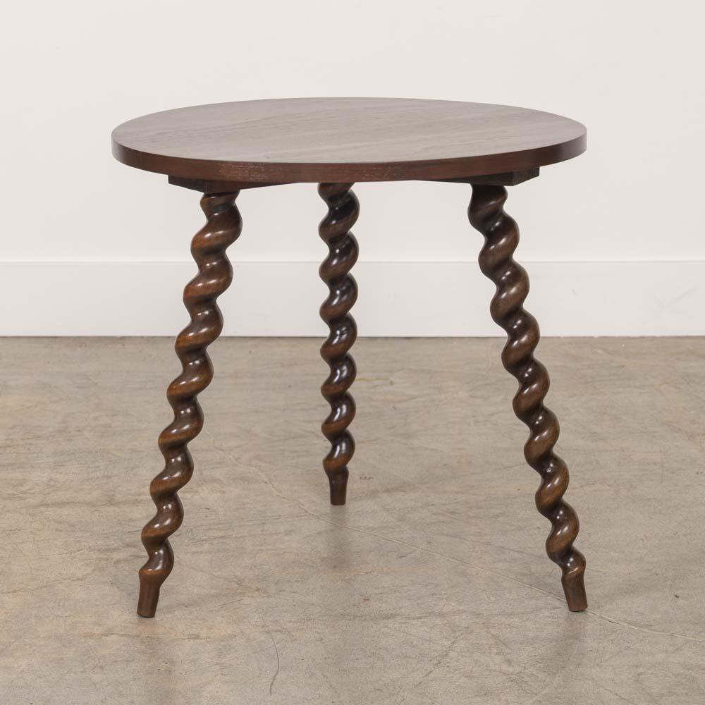 Bellissimo tavolino vintage in rovere con piano circolare e gambe a treppiede intrecciate, proveniente dalla Francia, anni '50. La finitura in Wood Wood, recentemente rinnovata, mostra i segni dell'età e la patina. Perfetto tra due sedie. 