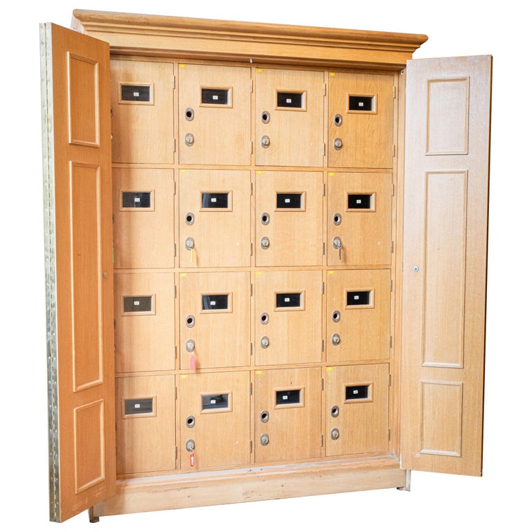 French Two-Door Oak Locker with Multi-Door Interior In Good Condition For Sale In Chicago, IL