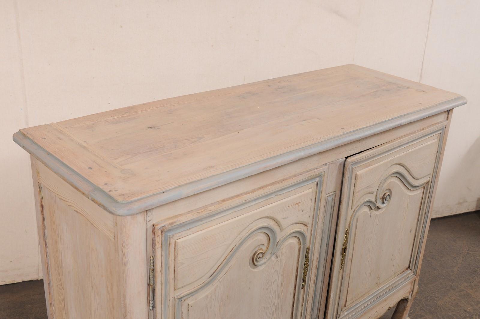Mobile buffet francese a due porte in legno dipinto, XIX sec. In condizioni buone in vendita a Atlanta, GA