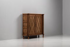 Französischer zweitüriger Nussbaumschrank, geschnitzte Croisillon-Türen und gedrehte Säulen, 1930er Jahre