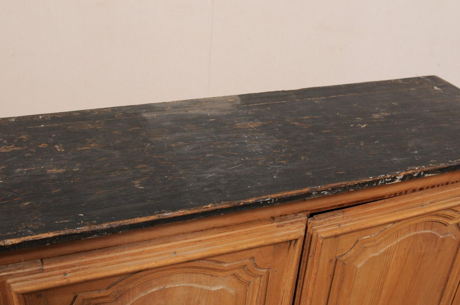 Buffet francese a due porte in legno con piano e base dipinti, XIX secolo In condizioni buone in vendita a Atlanta, GA