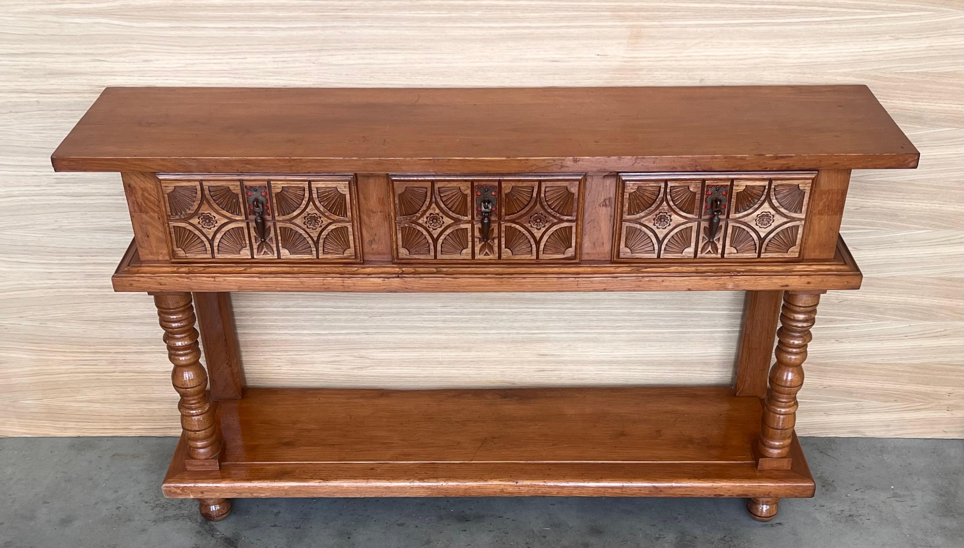 Table console française à deux tiroirs en pin ancien avec doublure basse en vente 3