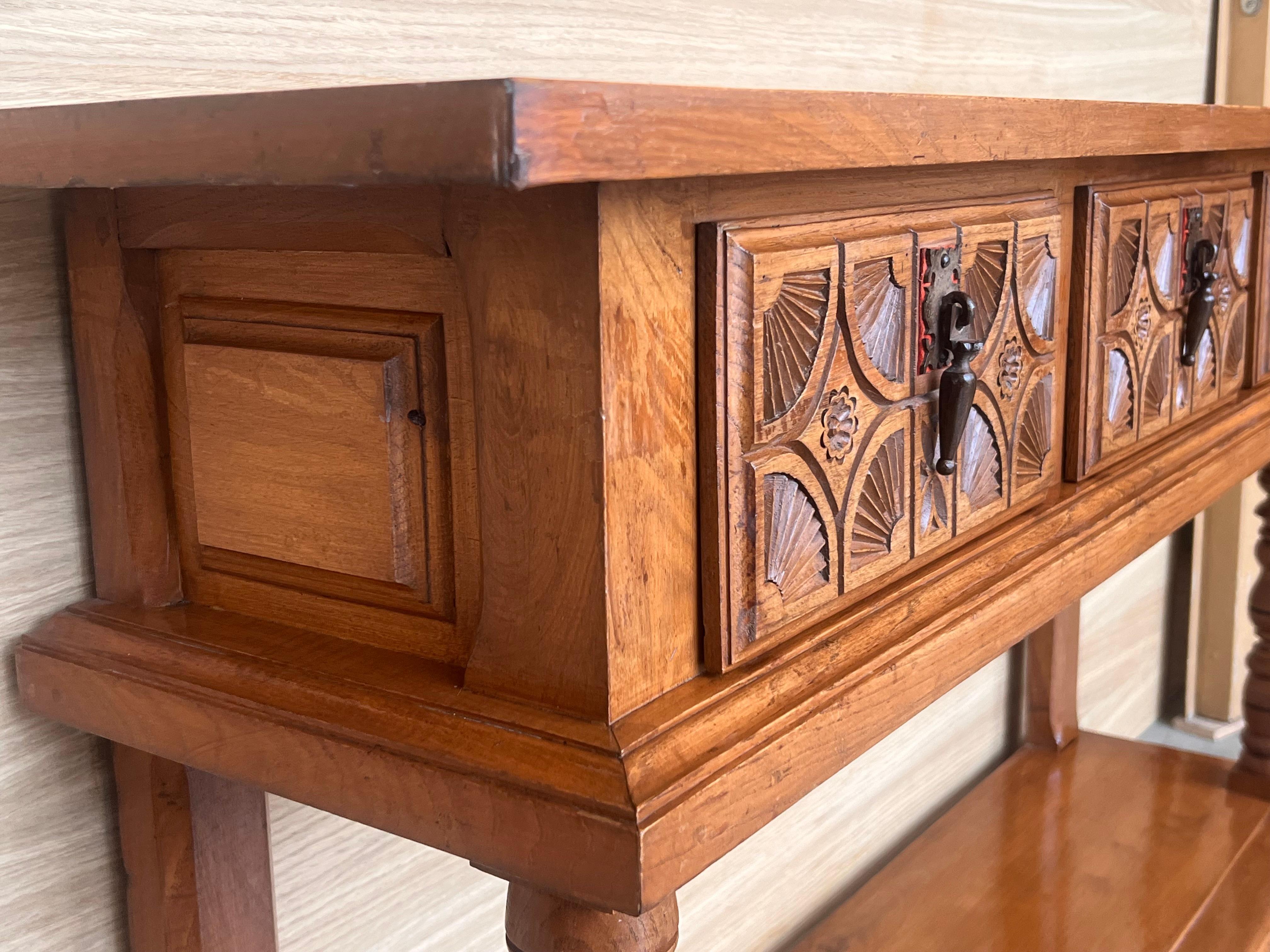 Table console française à deux tiroirs en pin ancien avec doublure basse en vente 7
