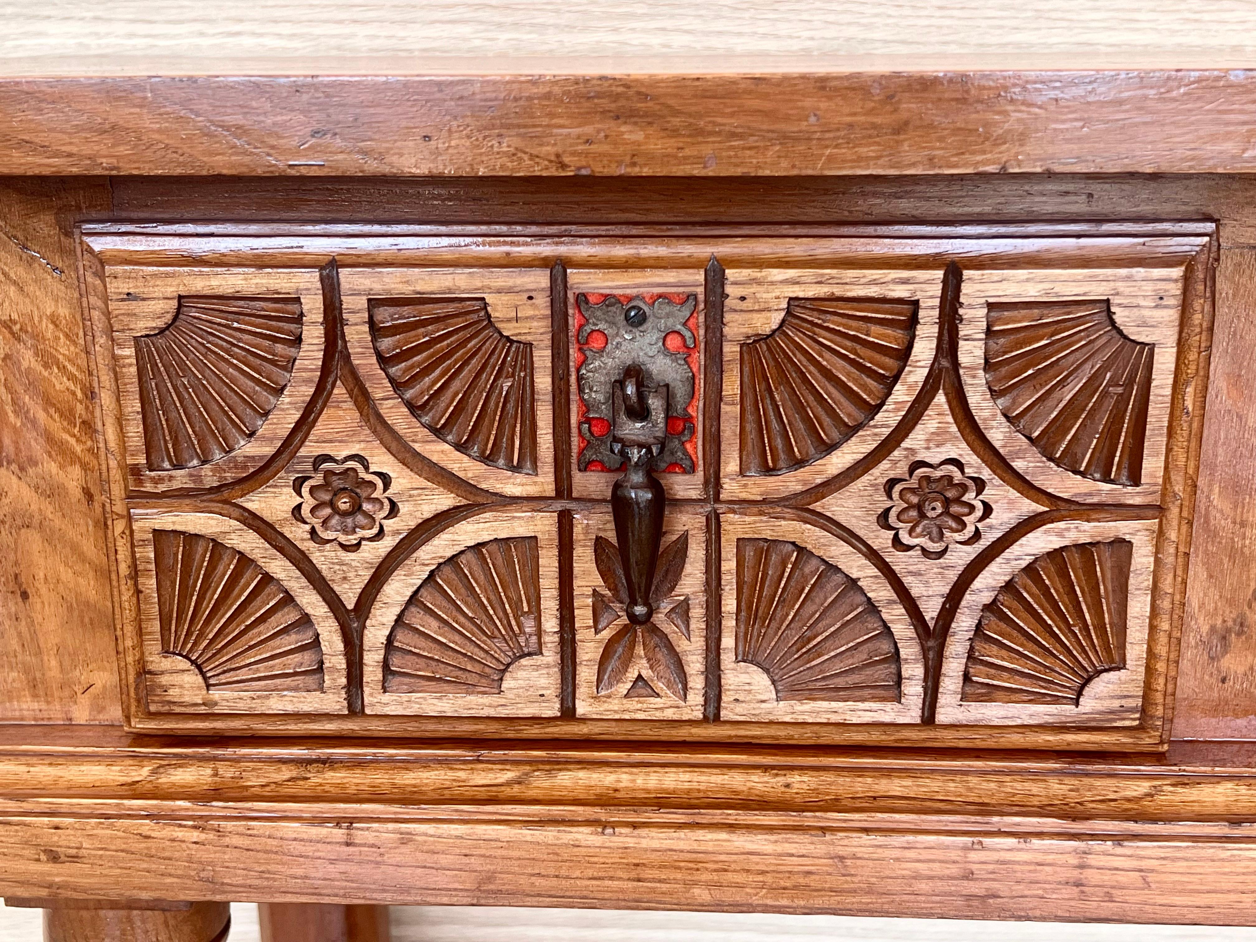 Table console française à deux tiroirs en pin ancien avec doublure basse en vente 8