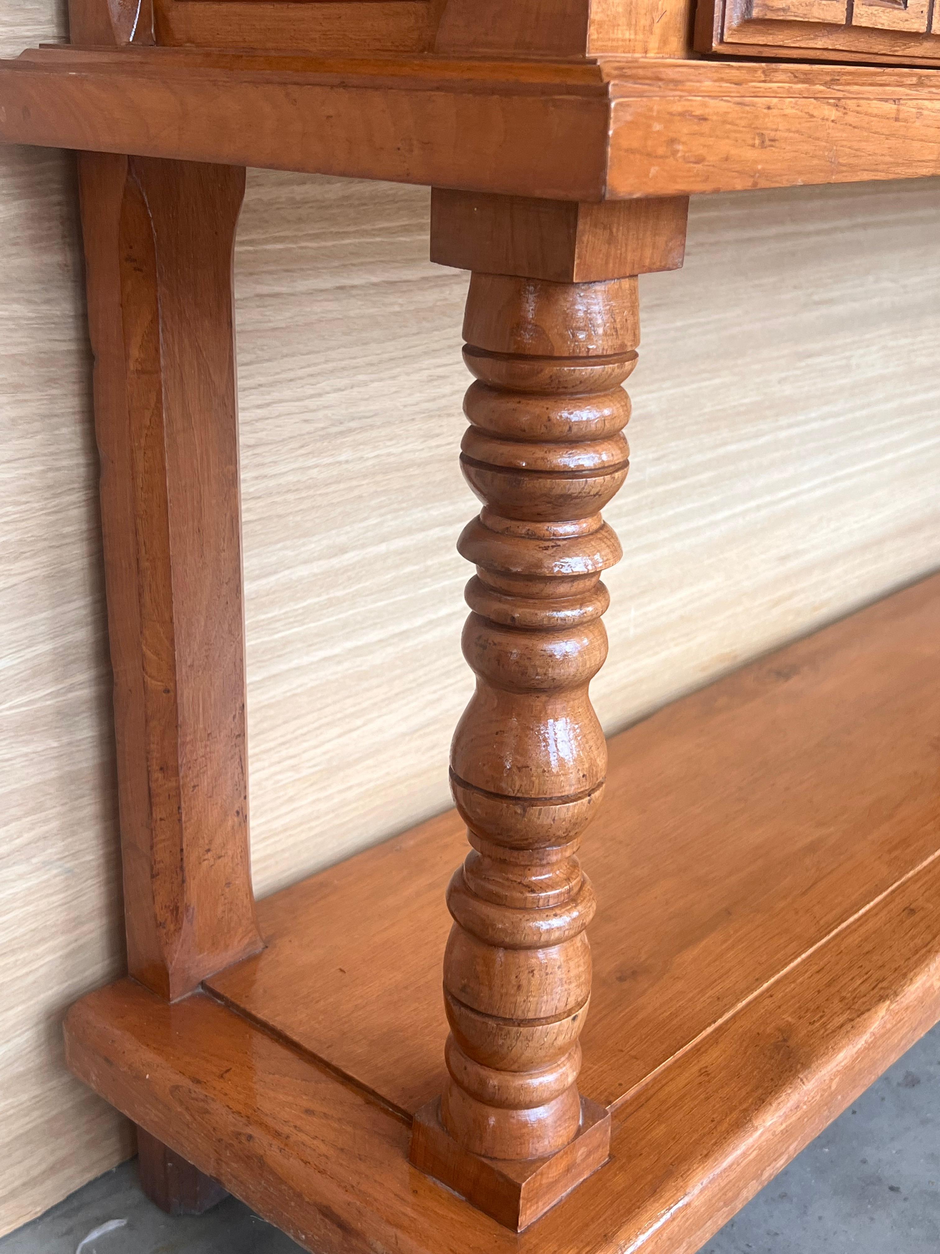 Table console française à deux tiroirs en pin ancien avec doublure basse en vente 9