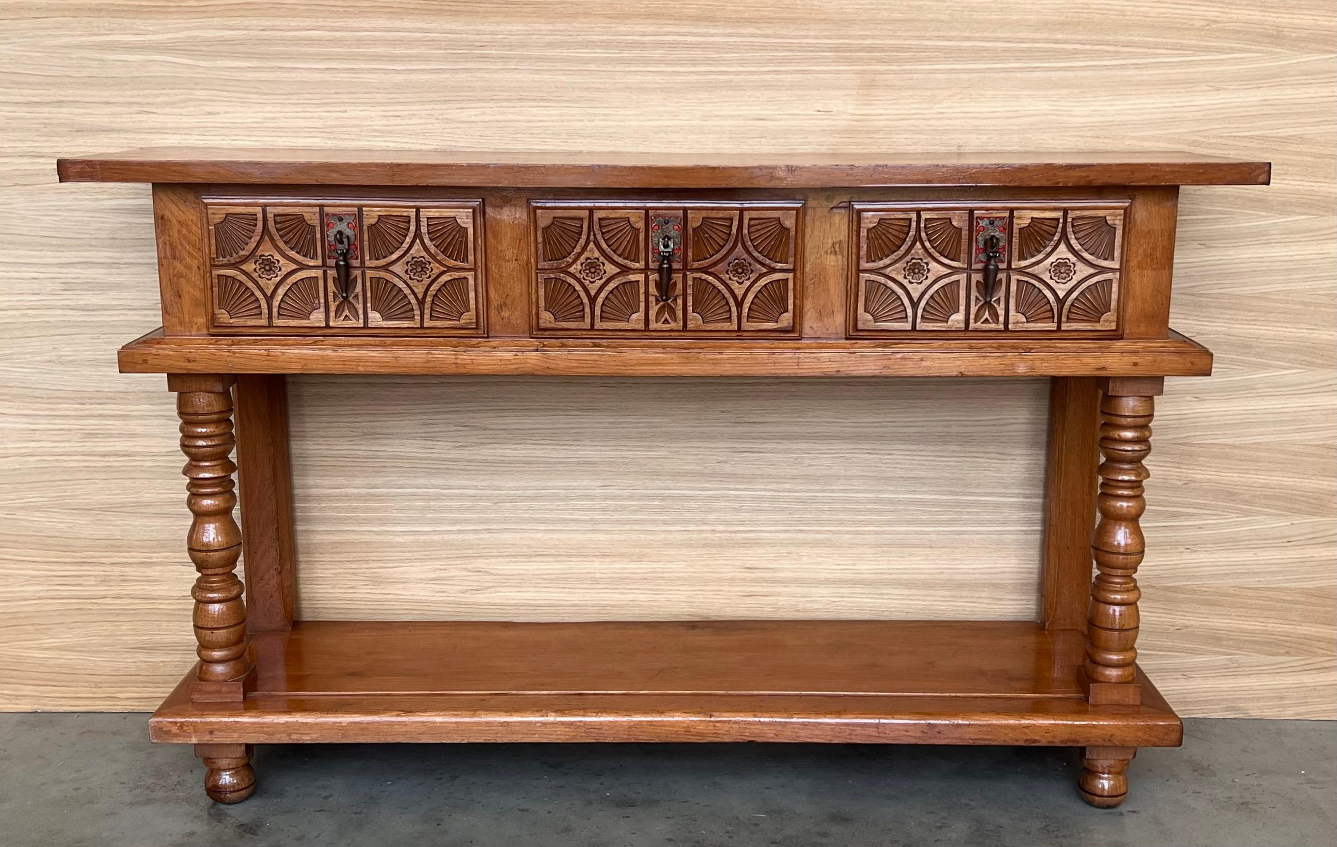 Console - table d'appoint en chêne français à deux tiroirs. Pratique table d'appoint française avec trois tiroirs sculptés et une étagère inférieure. Les couleurs sont bonnes, les détails sont bien visibles et les poignées en fer sont d'origine.
