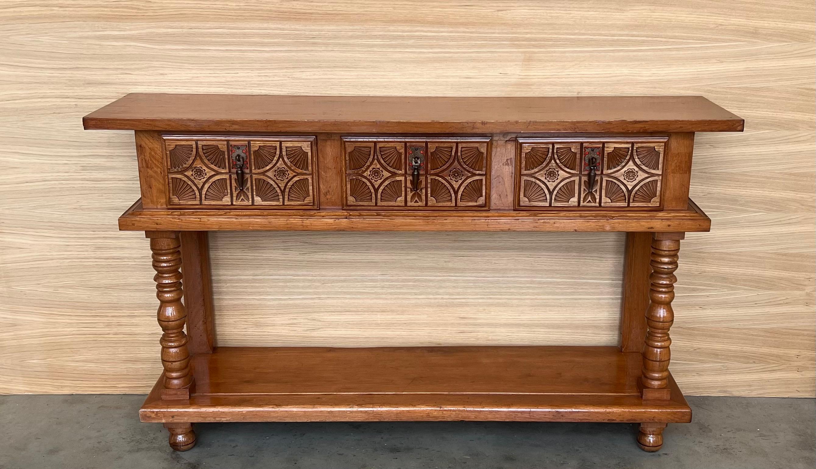 Provincial français Table console française à deux tiroirs en pin ancien avec doublure basse en vente