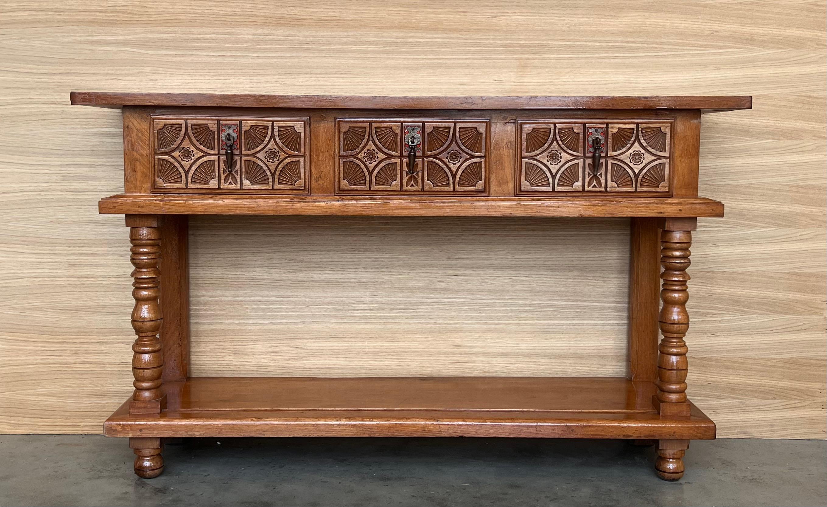 Français Table console française à deux tiroirs en pin ancien avec doublure basse en vente
