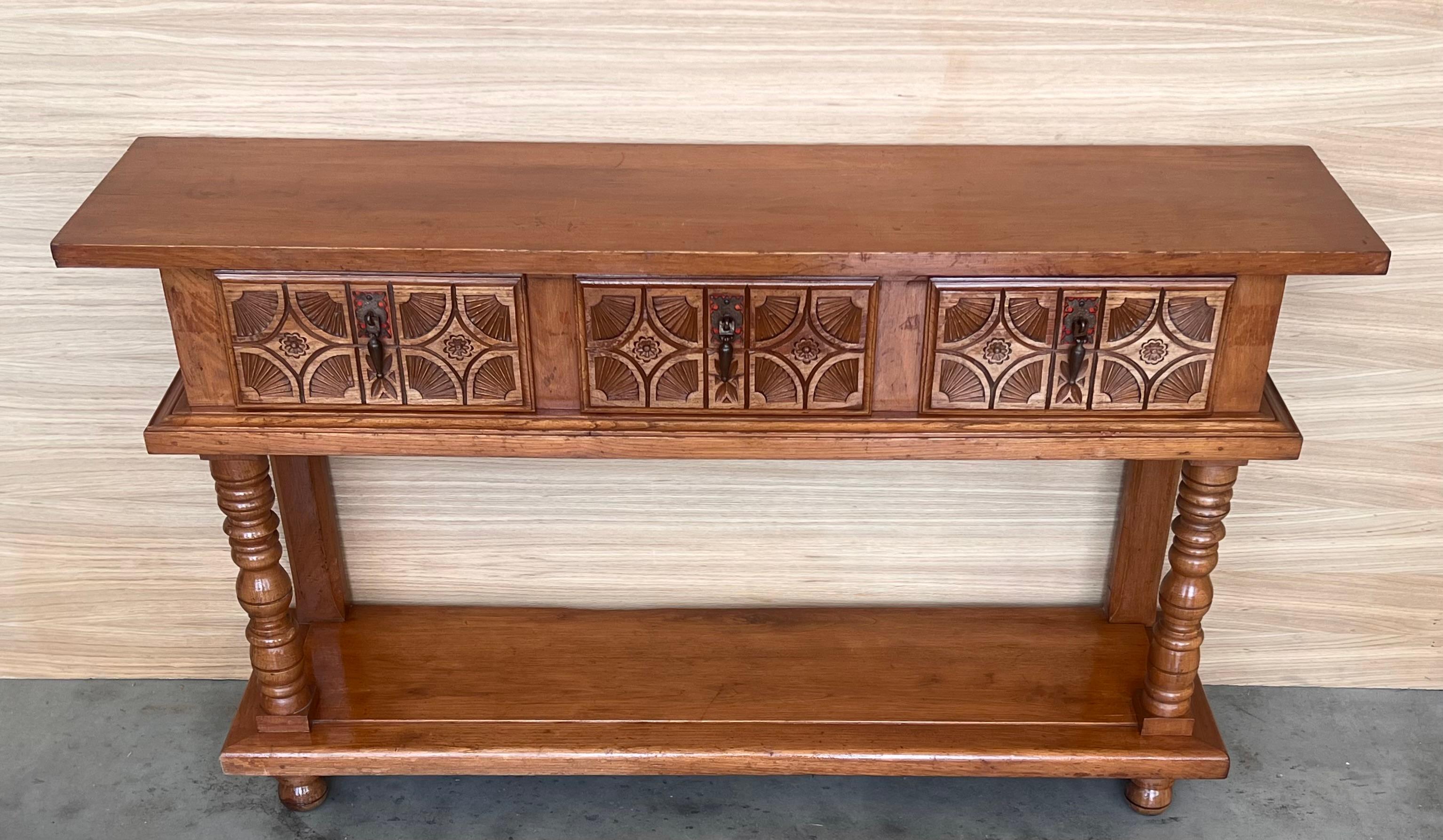 Table console française à deux tiroirs en pin ancien avec doublure basse Bon état - En vente à Miami, FL