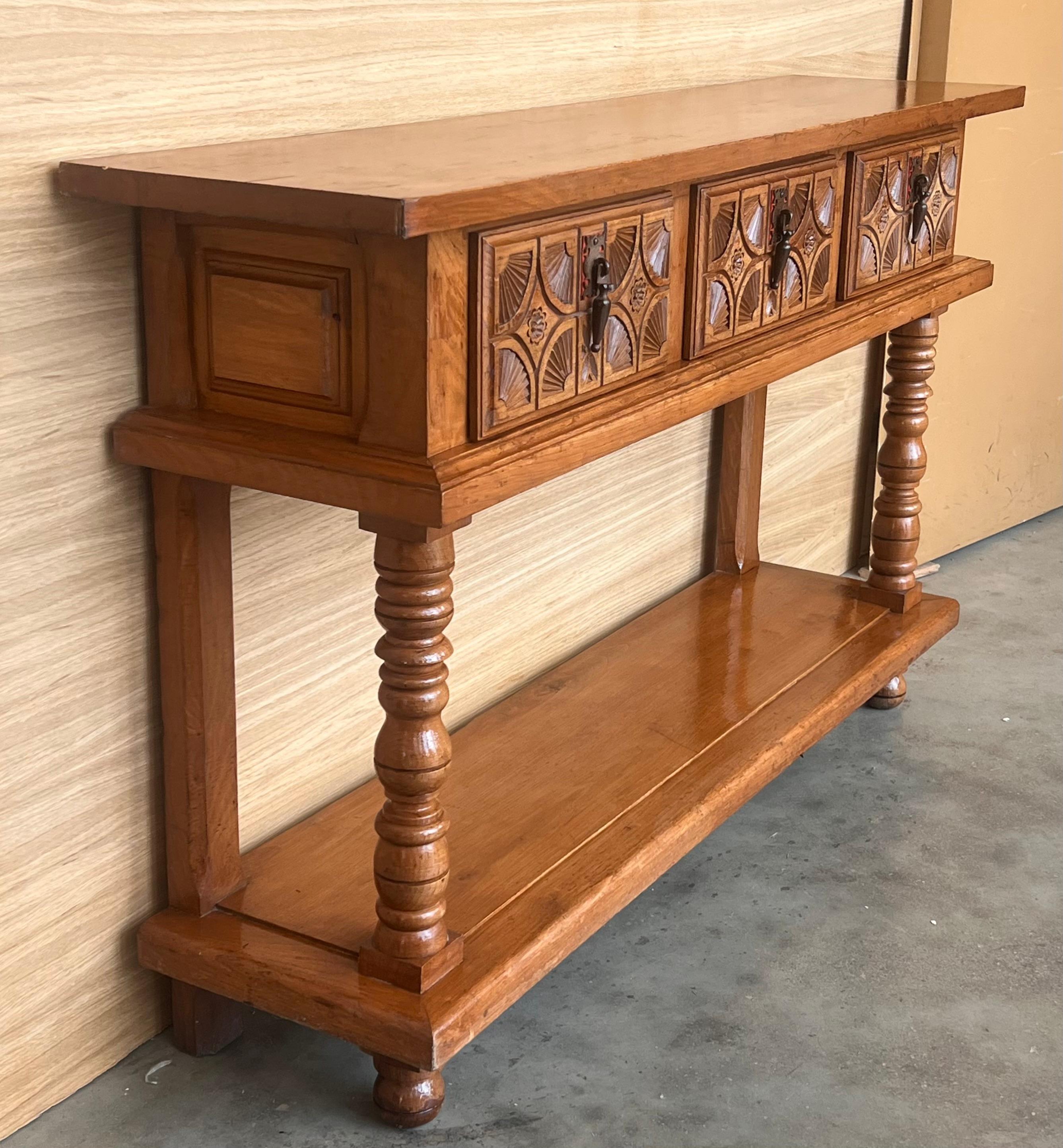 Fer Table console française à deux tiroirs en pin ancien avec doublure basse en vente