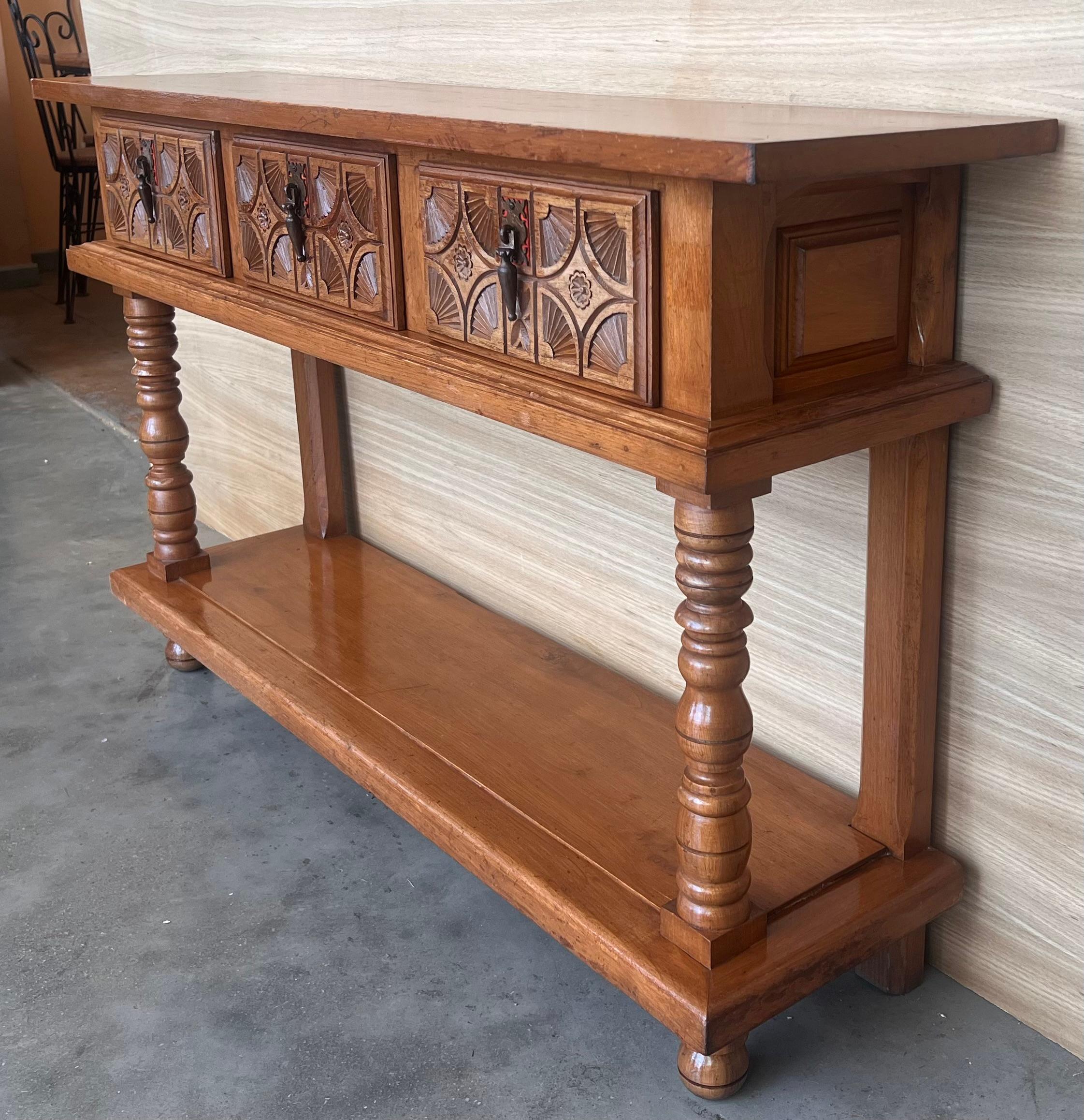 Table console française à deux tiroirs en pin ancien avec doublure basse en vente 1