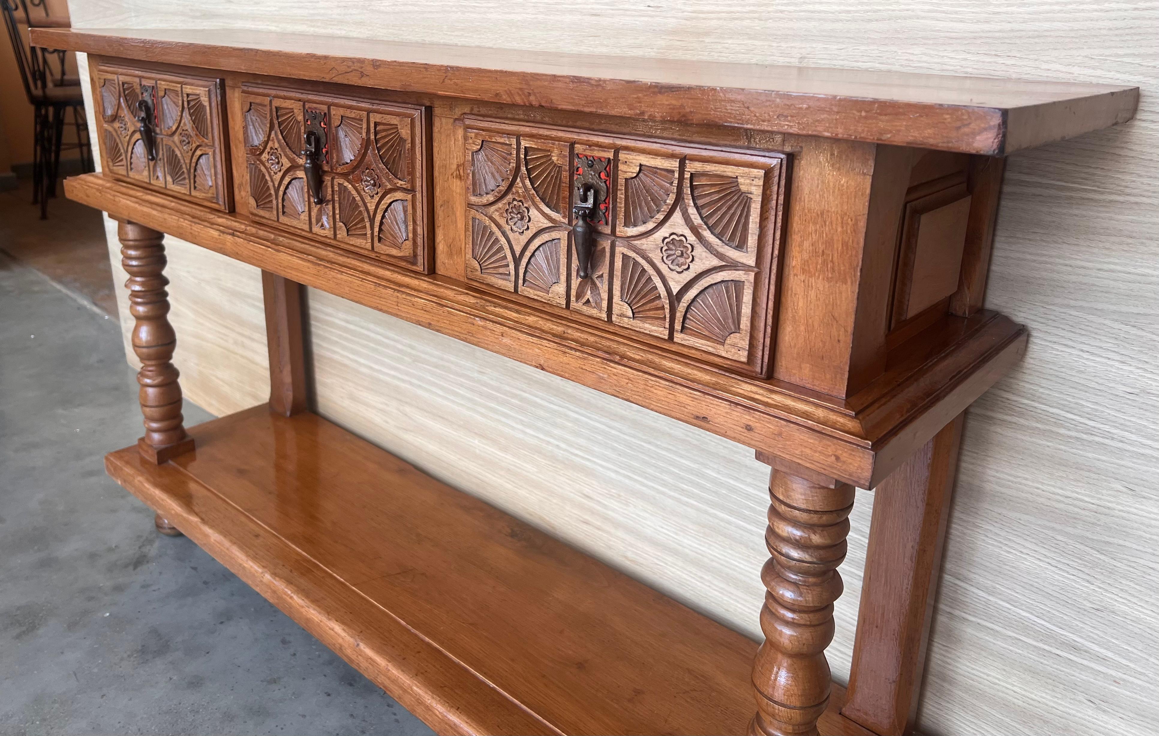 Table console française à deux tiroirs en pin ancien avec doublure basse en vente 2