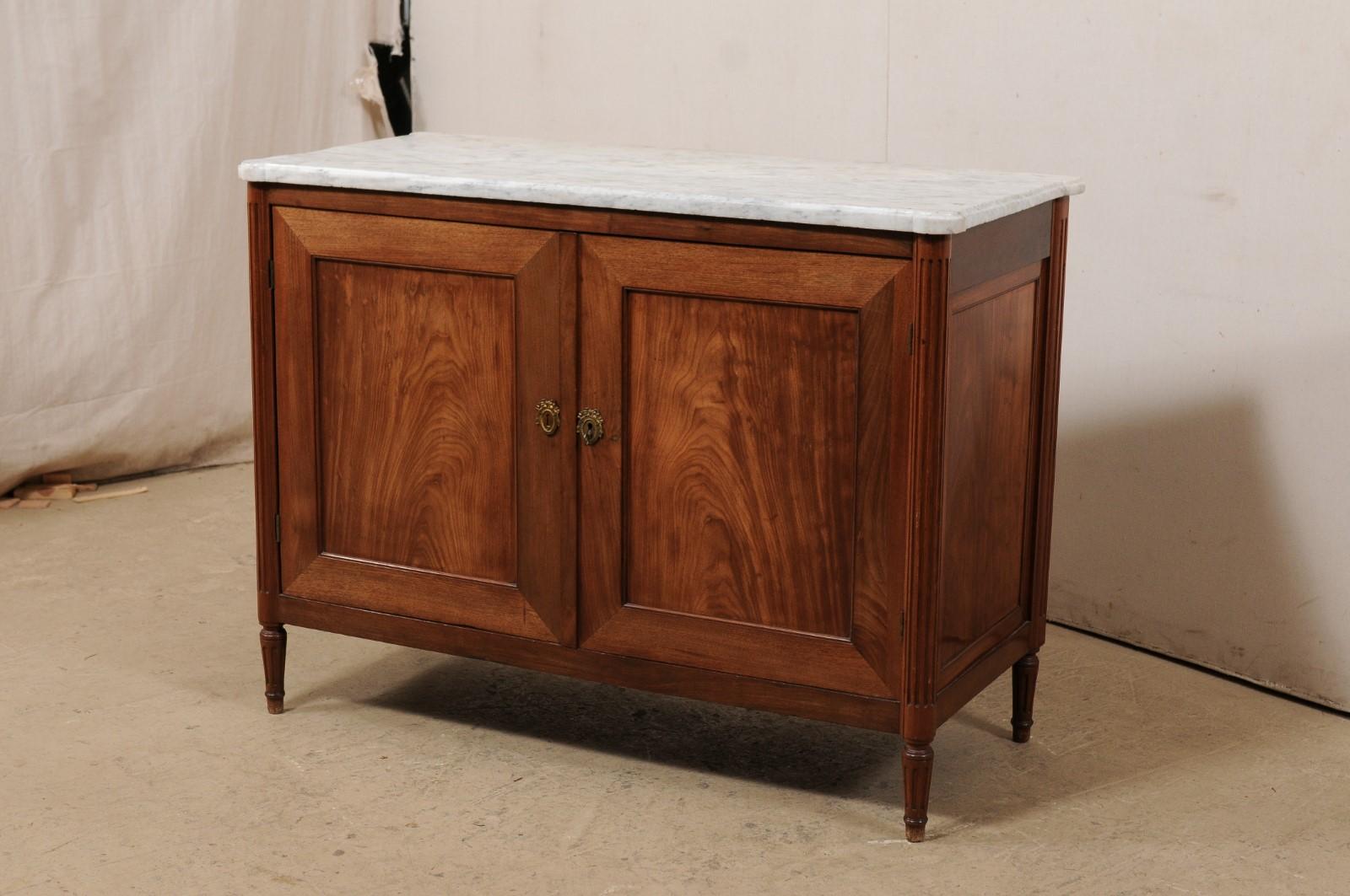 Marmo Cassettone francese a due cassetti in stile neoclassico con piano in marmo originale, inizio XIX secolo. in vendita