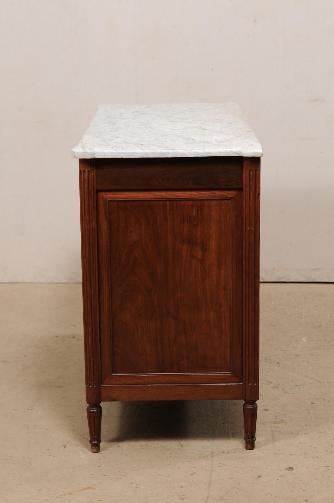 Cassettone francese a due cassetti in stile neoclassico con piano in marmo originale, inizio XIX secolo. in vendita 3