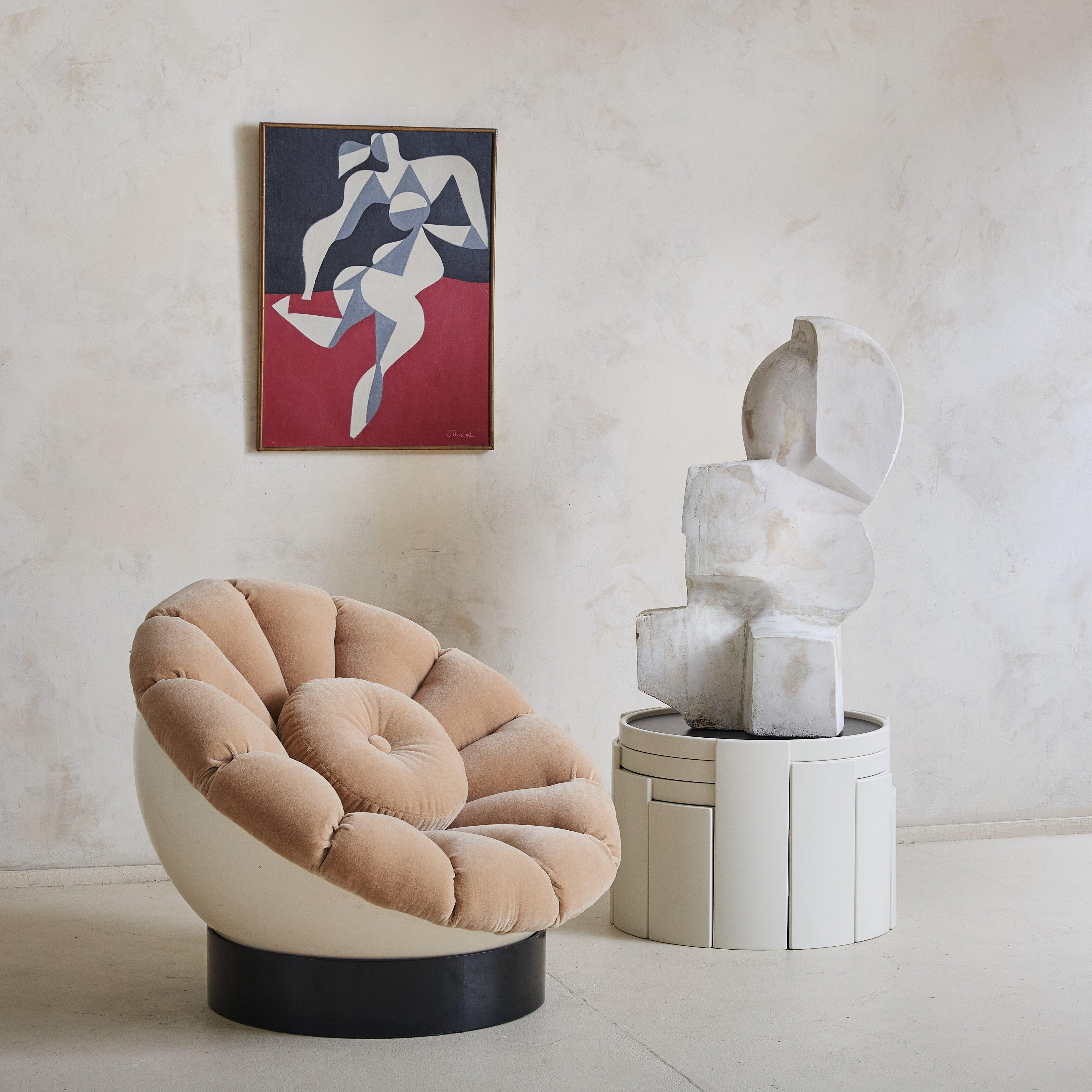 Dieses Gemälde von Pierre Fulcrand in Öl auf Leinwand ist eine fesselnde Studie über Form und Abstraktion, die das Fließen und die Dynamik der menschlichen Figur erforscht. Das in einer kräftigen Palette von tiefen Rot-, Grau- und Schwarztönen