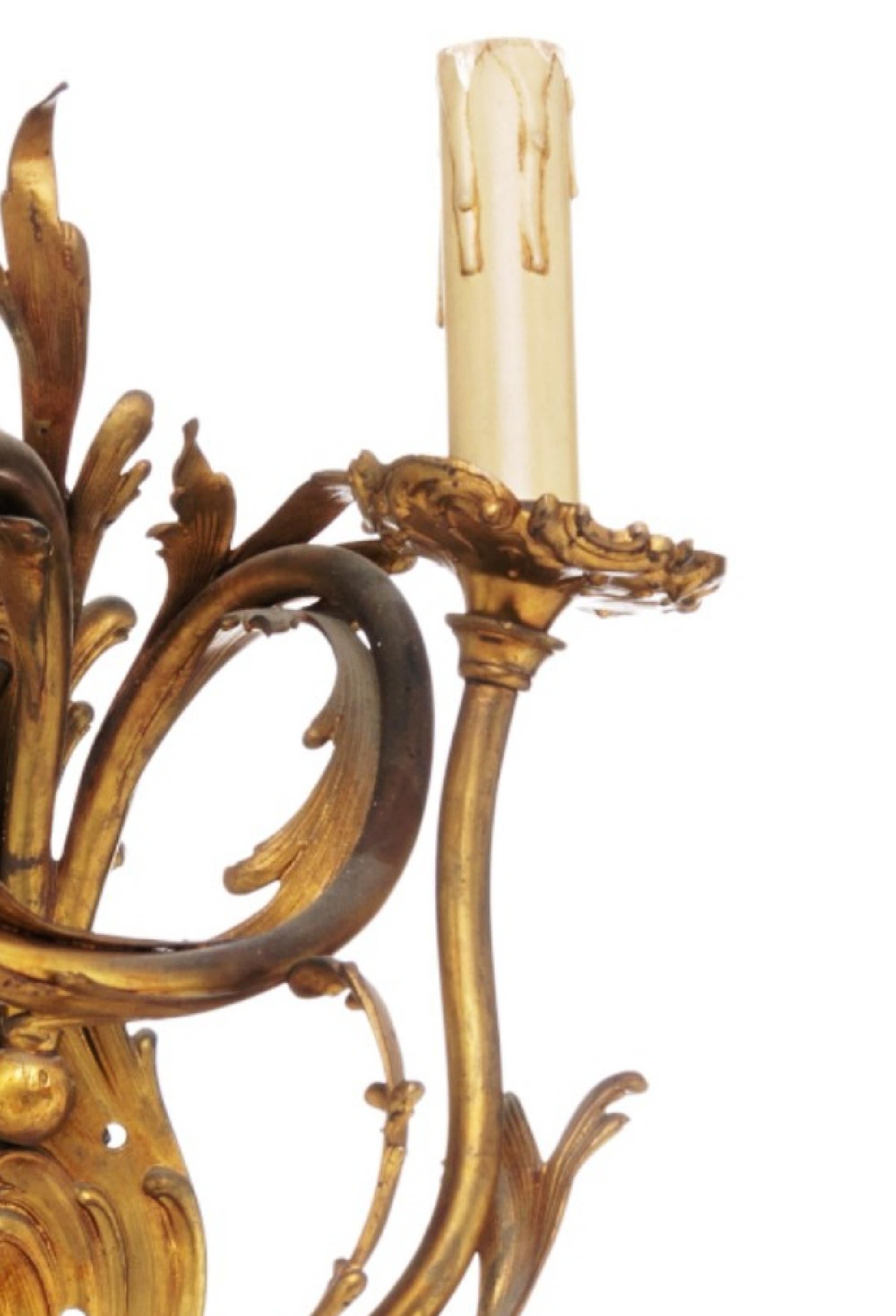 Wandgerät mit zwei Leuchten.

Französisch, 19. Jahrhundert.
Louis XV-Stil in Bronze Relief und gemeißelt Dekoration.
Höhe: 40 cm.
Gute Bedingungen.