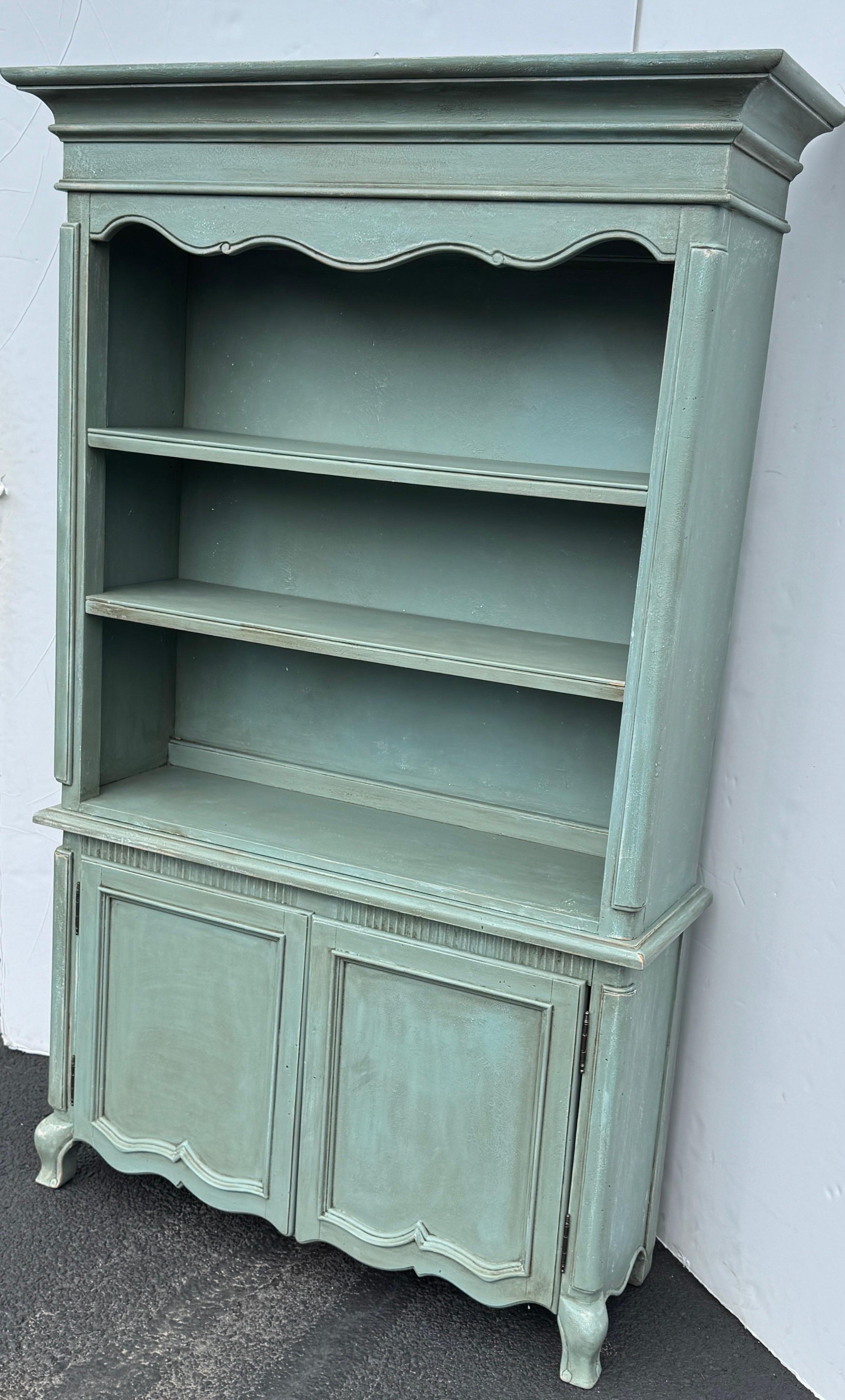 Armario o Conejera de 2 Piezas de Estilo Francés Pintado a Mano. Esta alta pieza pintada a mano sería una declaración fabulosa en un salón, comedor o cocina. No se ha pasado por alto ni un detalle, incluidos los herrajes. Se trata sin duda de una