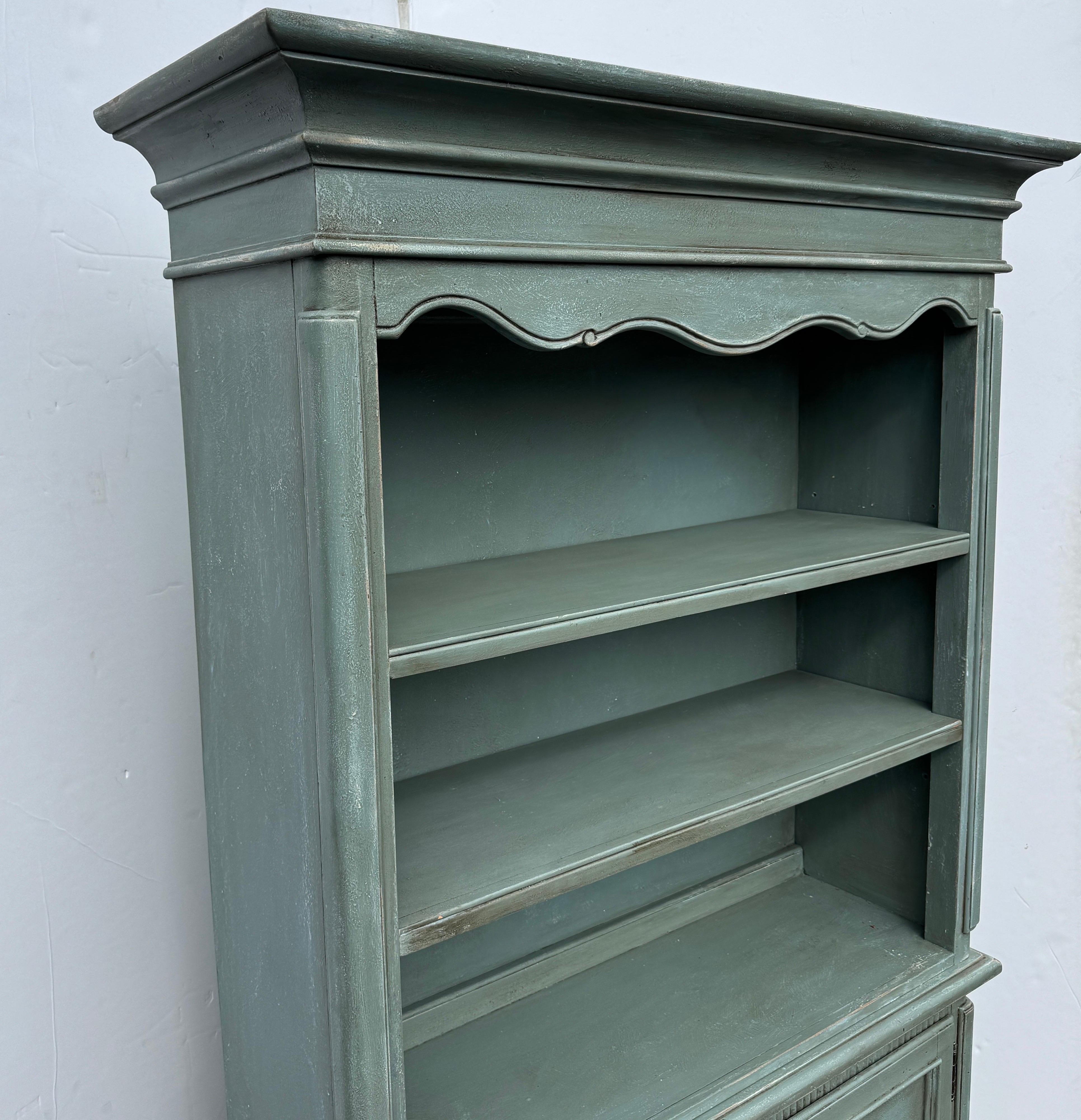 Armario Conejera Francés de Dos Piezas Pintado a Mano Azul con Estantes Pintado a mano en venta
