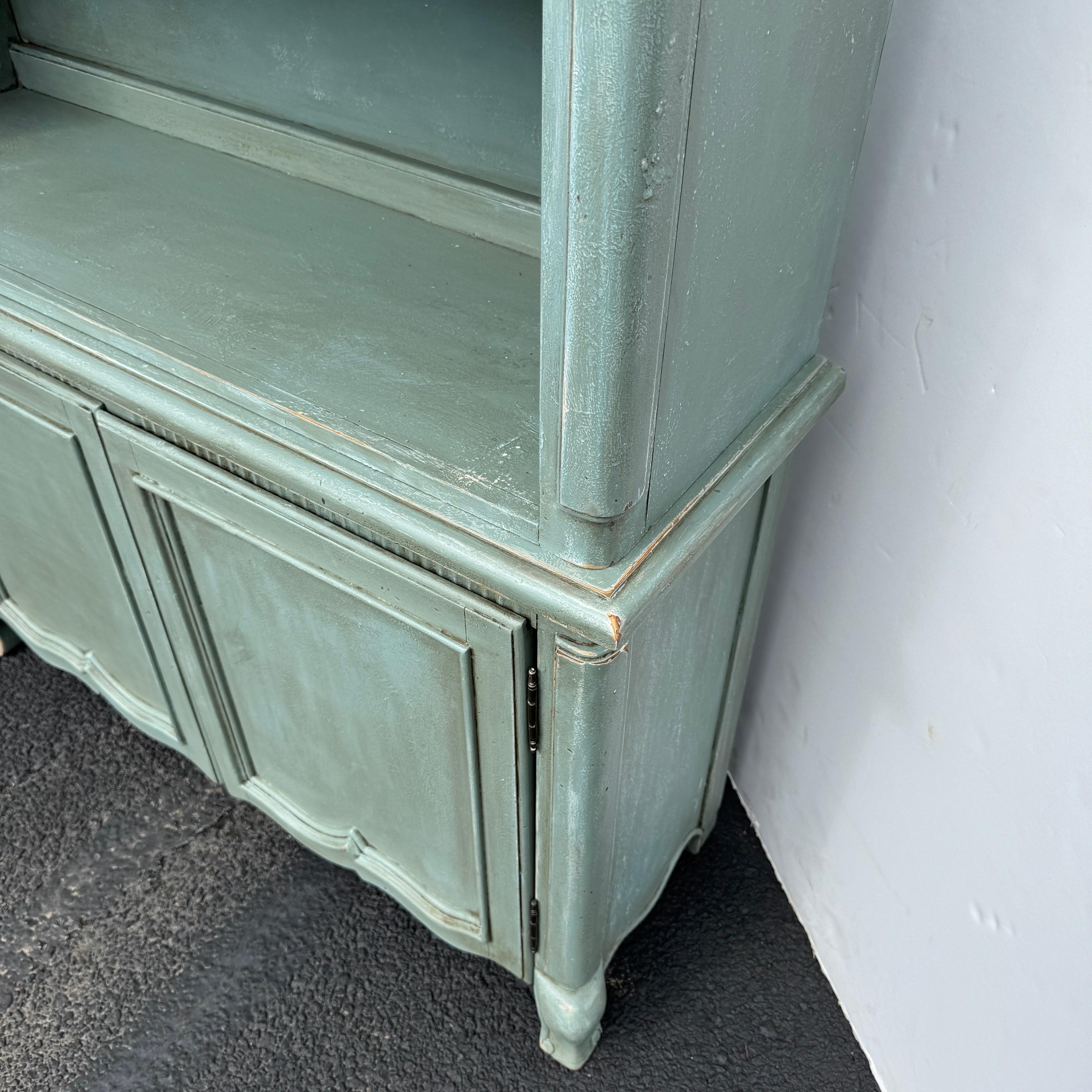 Armario Conejera Francés de Dos Piezas Pintado a Mano Azul con Estantes Madera en venta